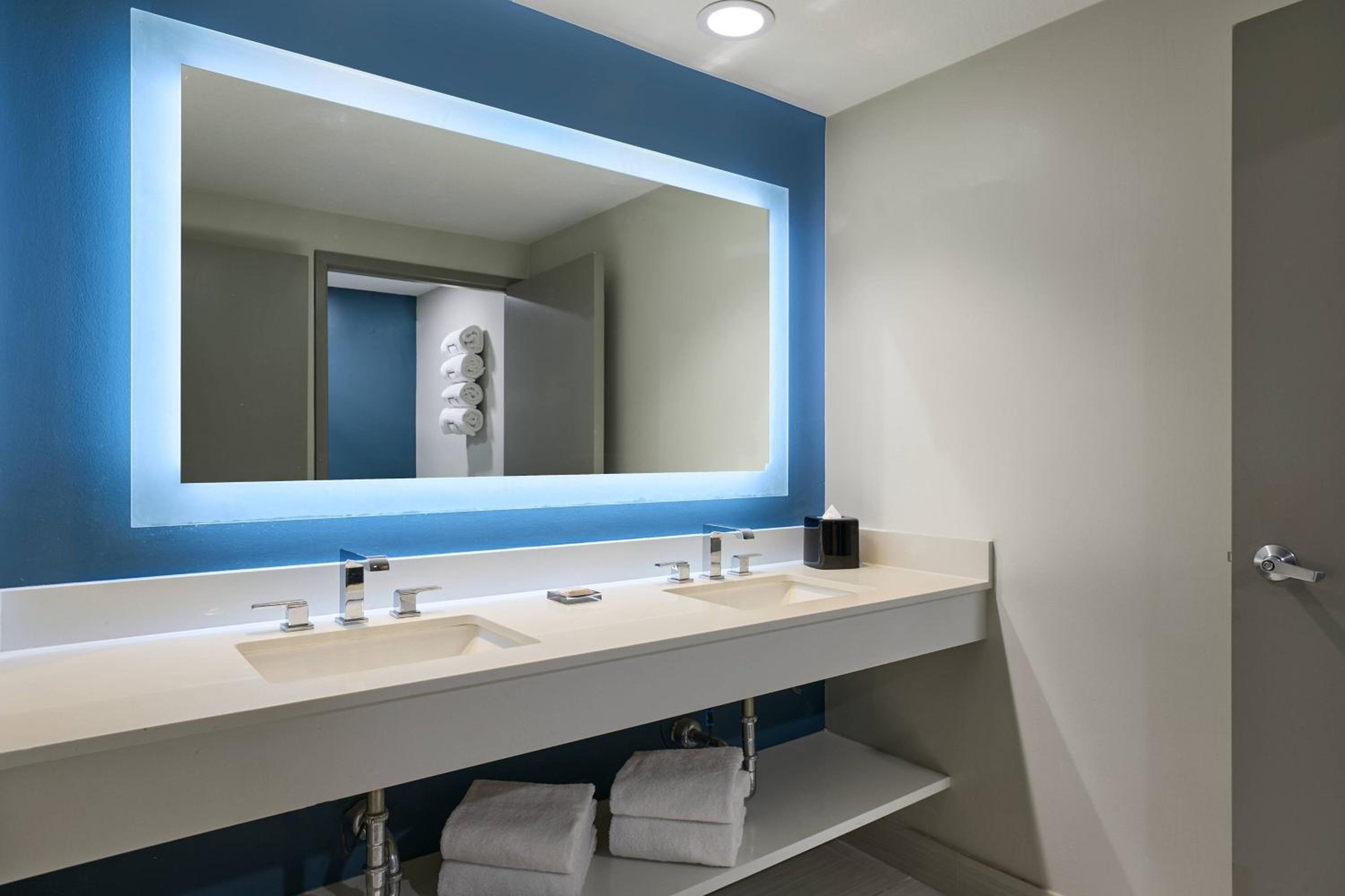 Guest Room, One King, Water View, Captiva Tower, Balcony - Photo 2