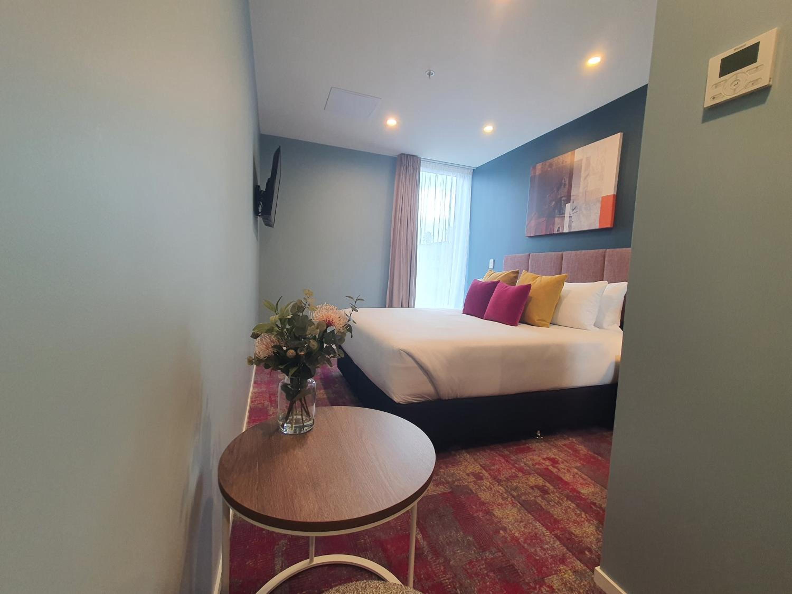 Hotel Room - Photo 4