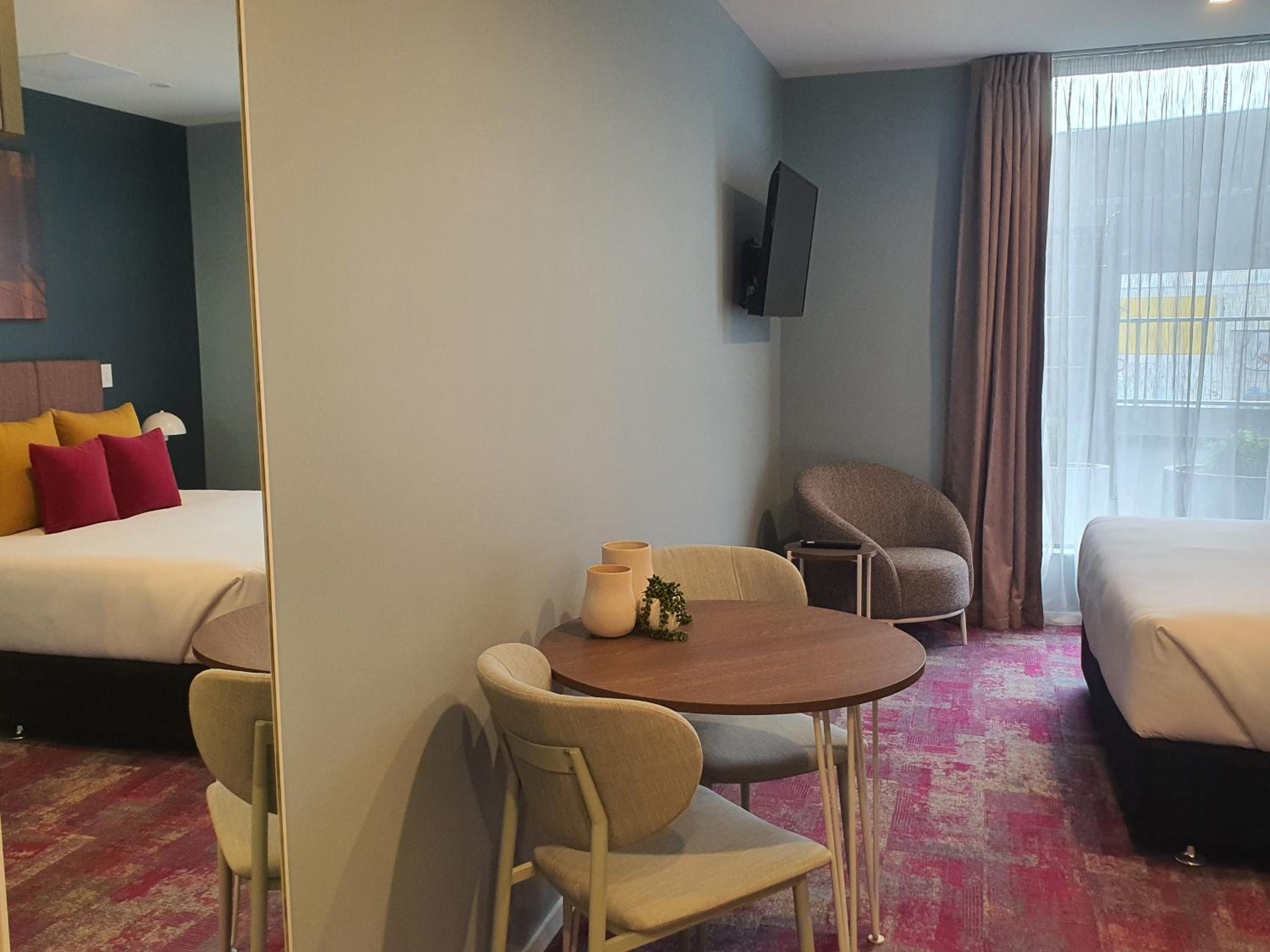 Studio Apartment with King Bed - Photo 9