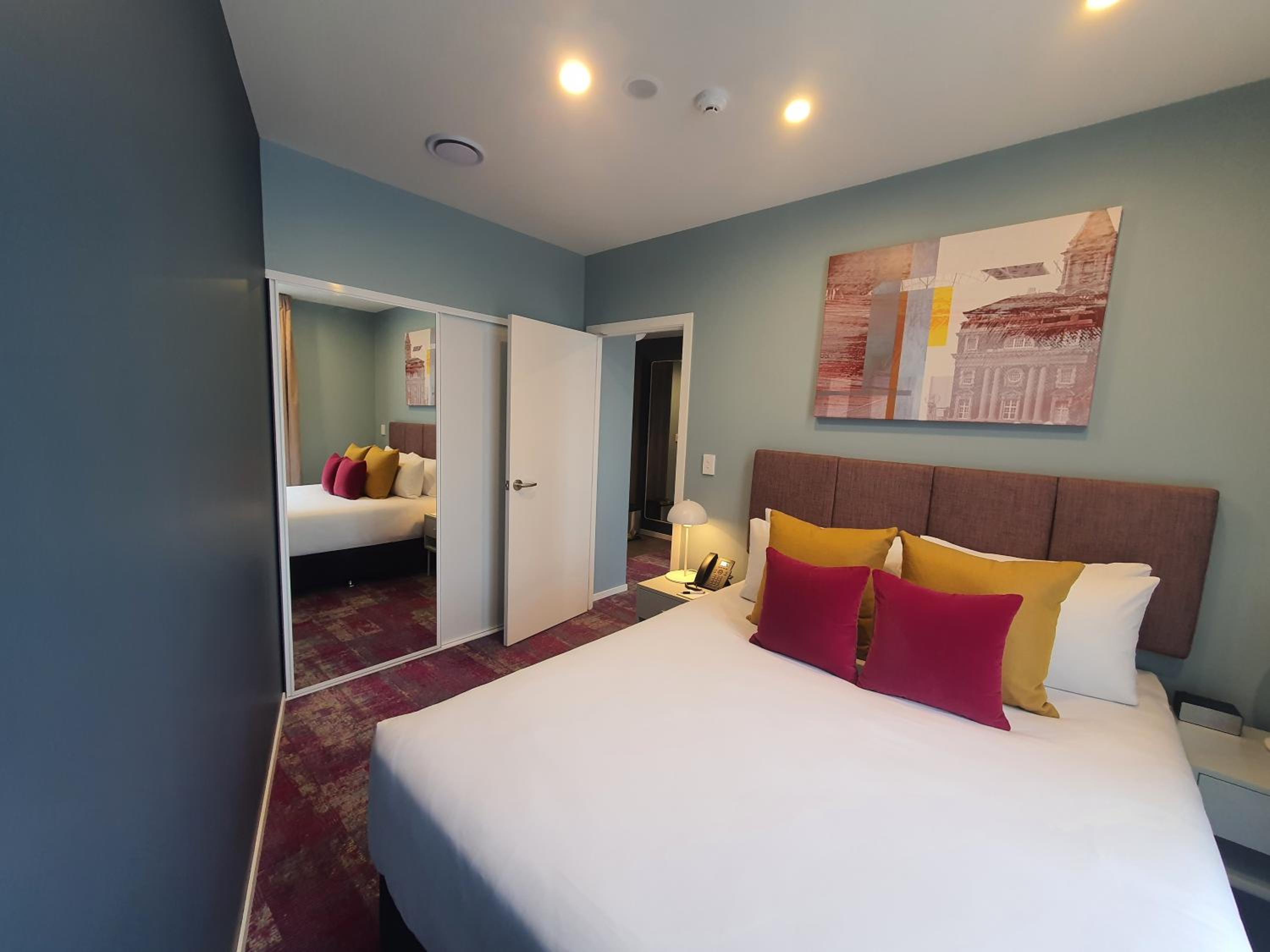 One-Bedroom Apartment with King Bed - Photo 3