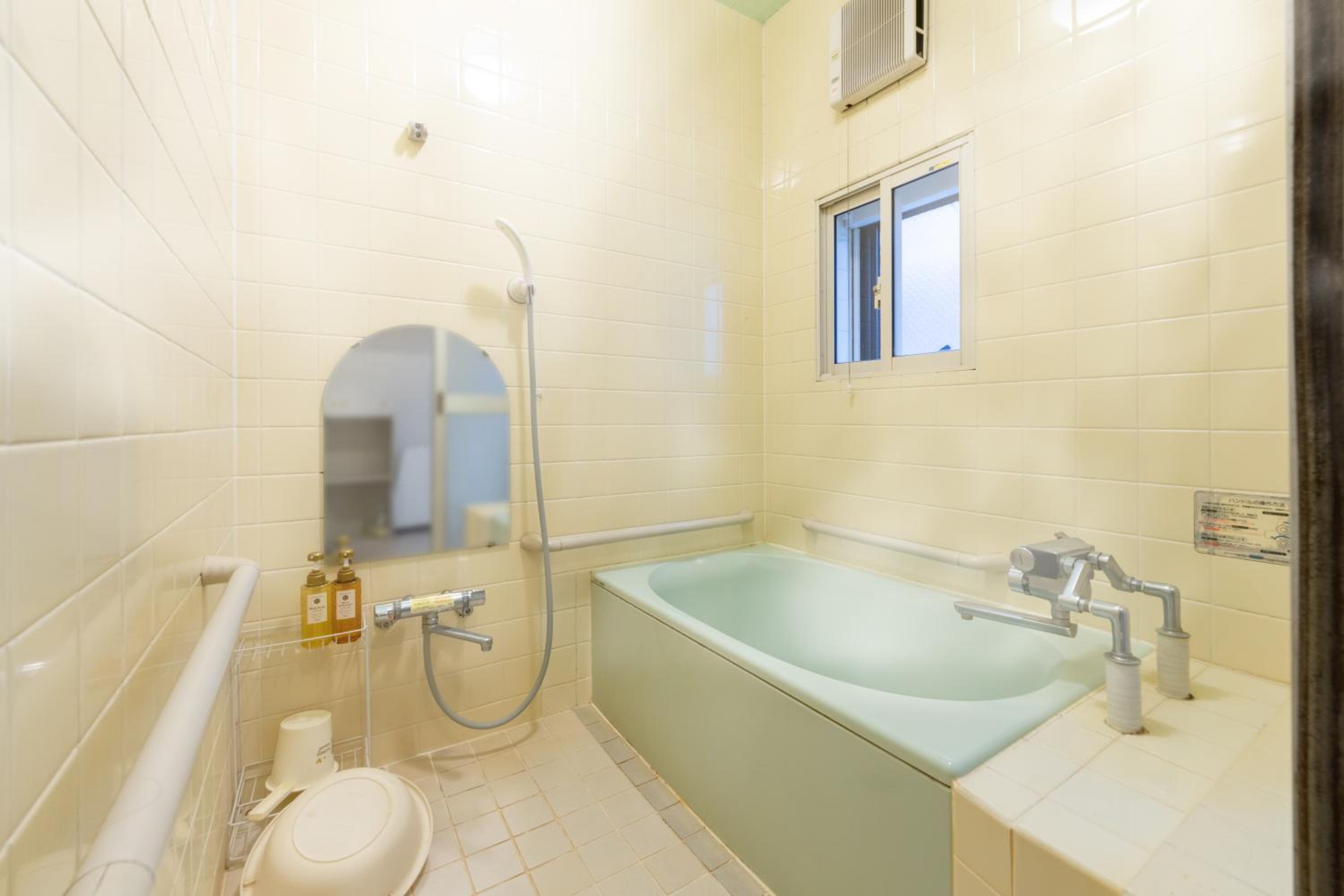 Twin Room with Shared Bathroom - Photo 5