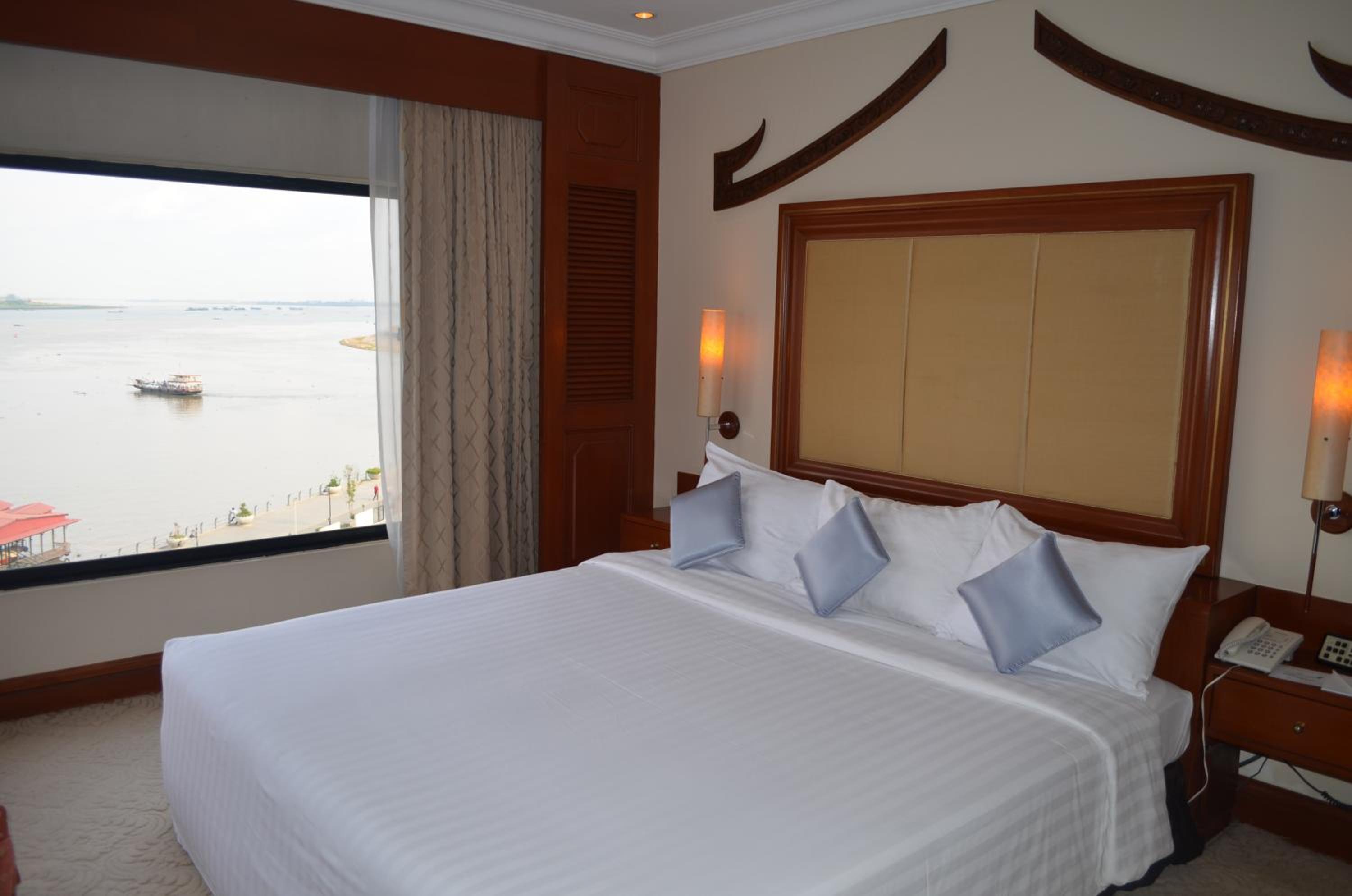 Executive Suite - Photo 16