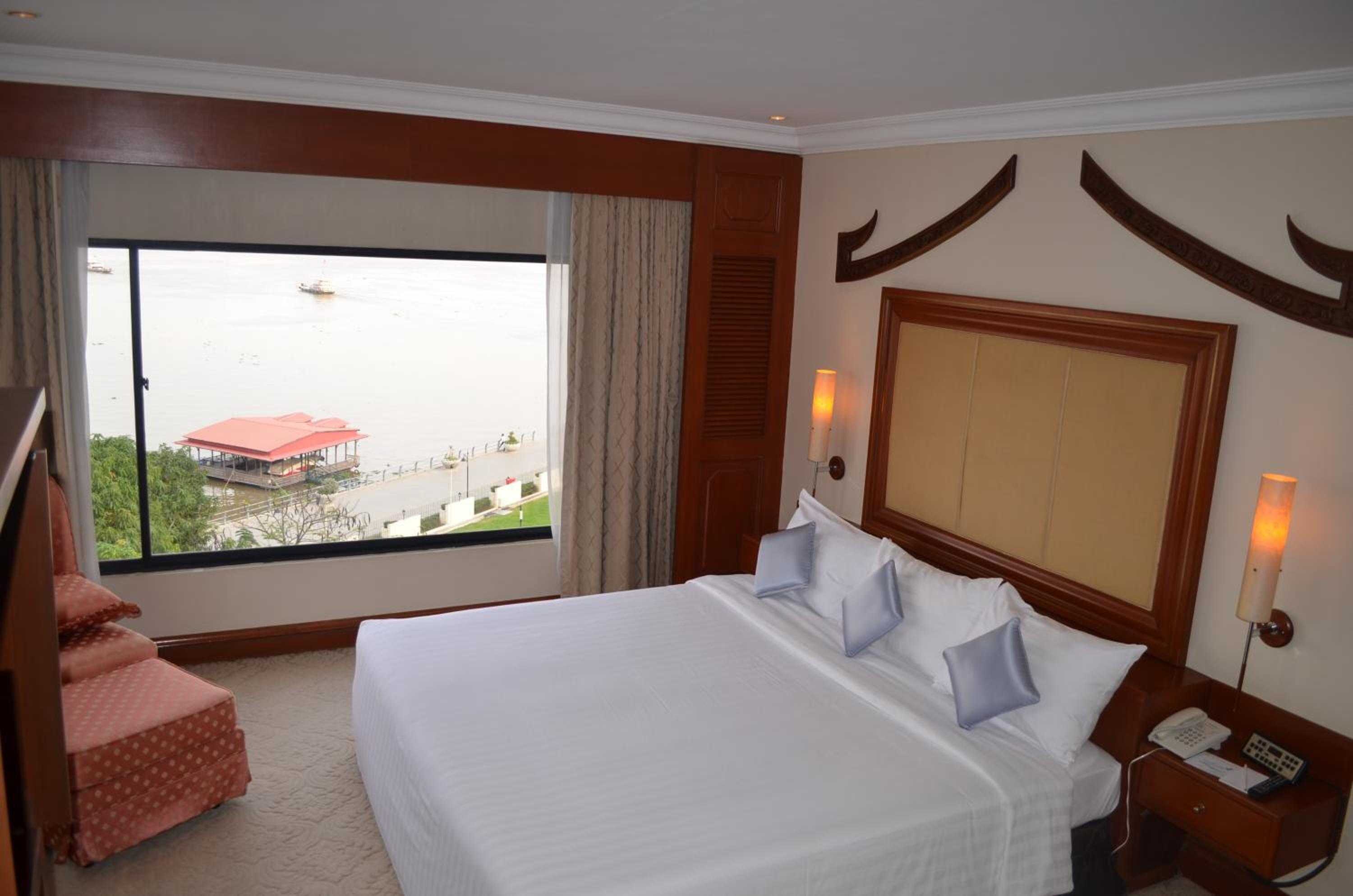 Executive Suite - Photo 1
