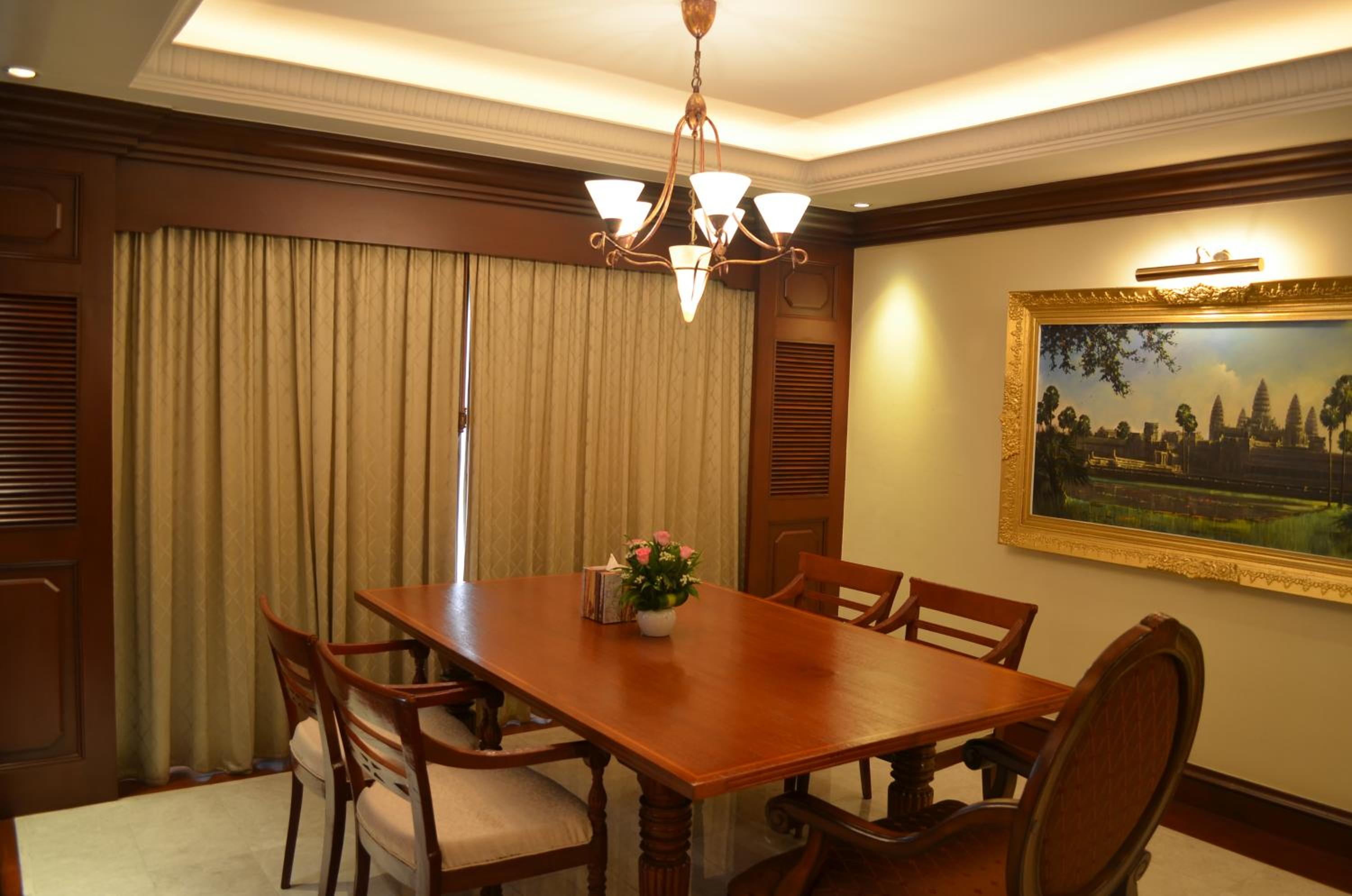 Executive Suite - Photo 13