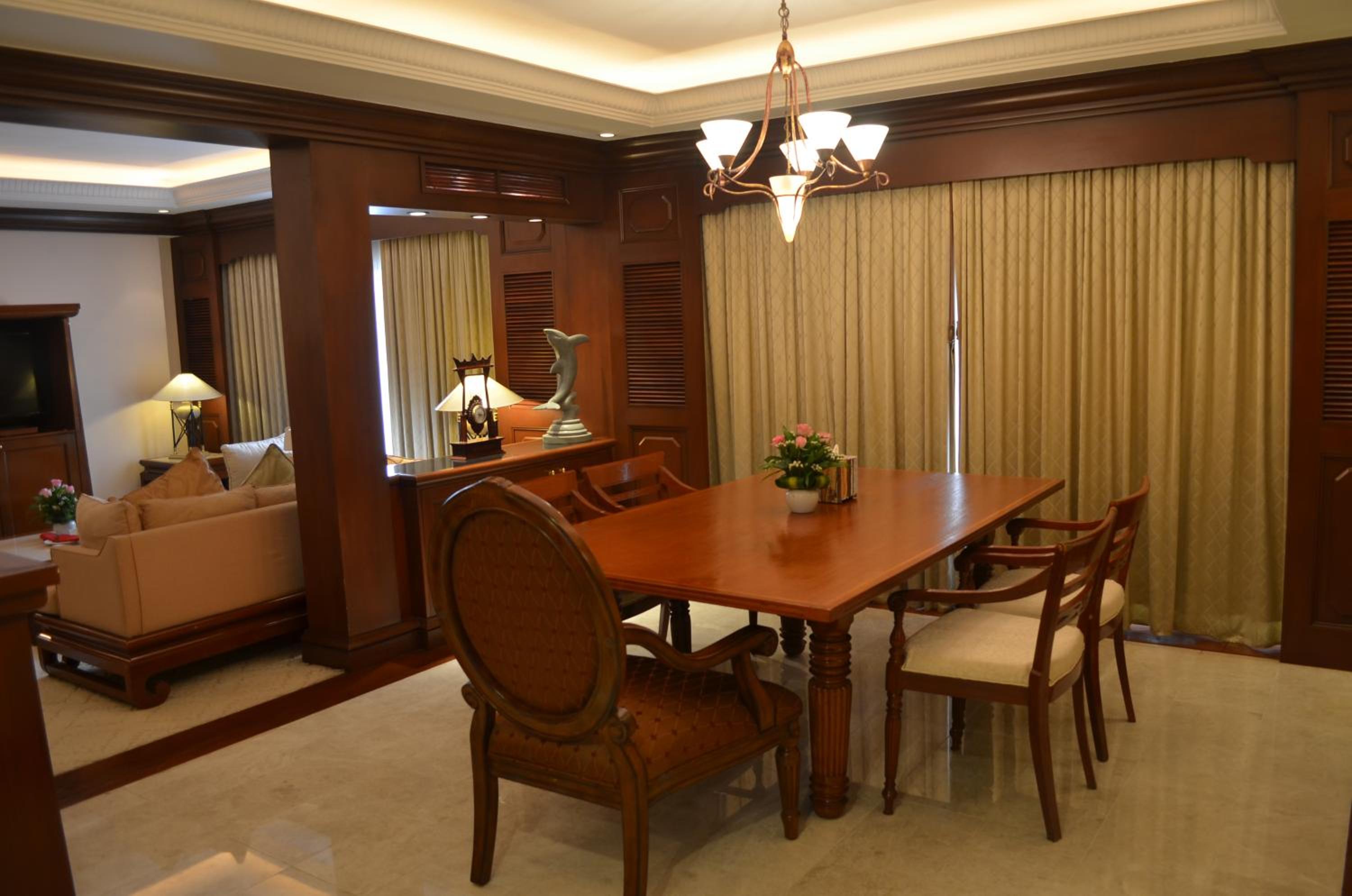 Executive Suite - Photo 14