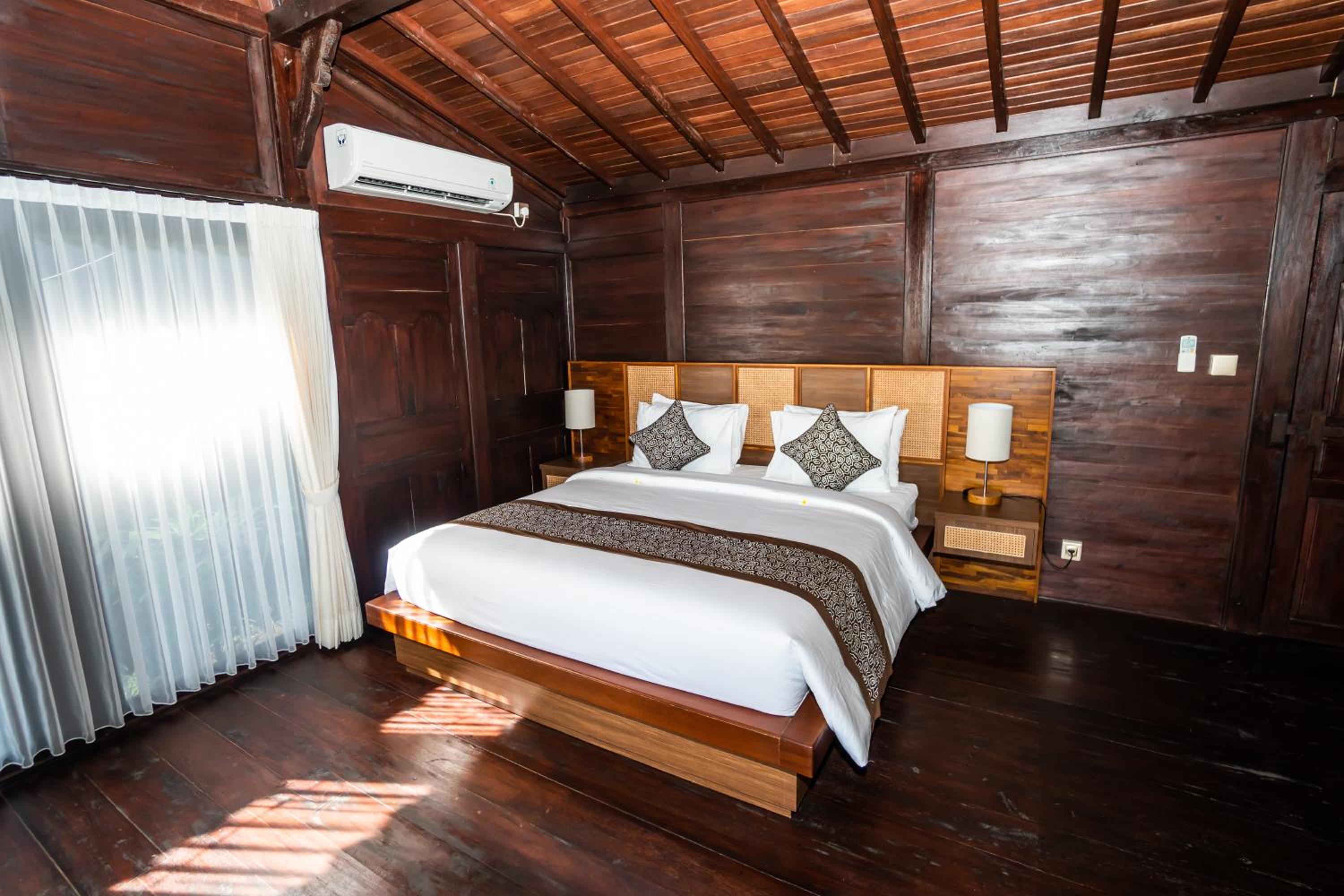 Deluxe Room - Photo 17