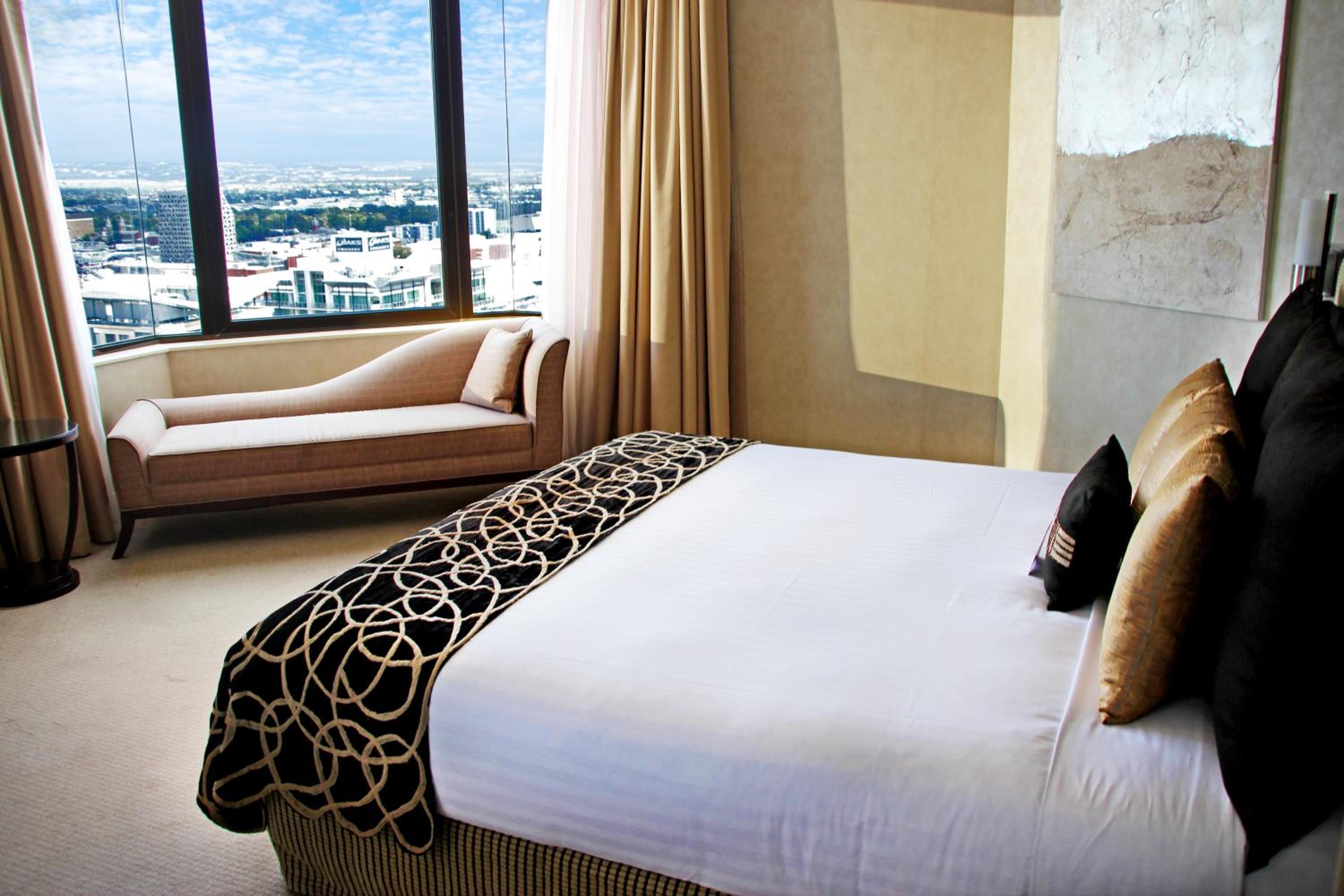 One-Bedroom Suite with City View thumbnail 5