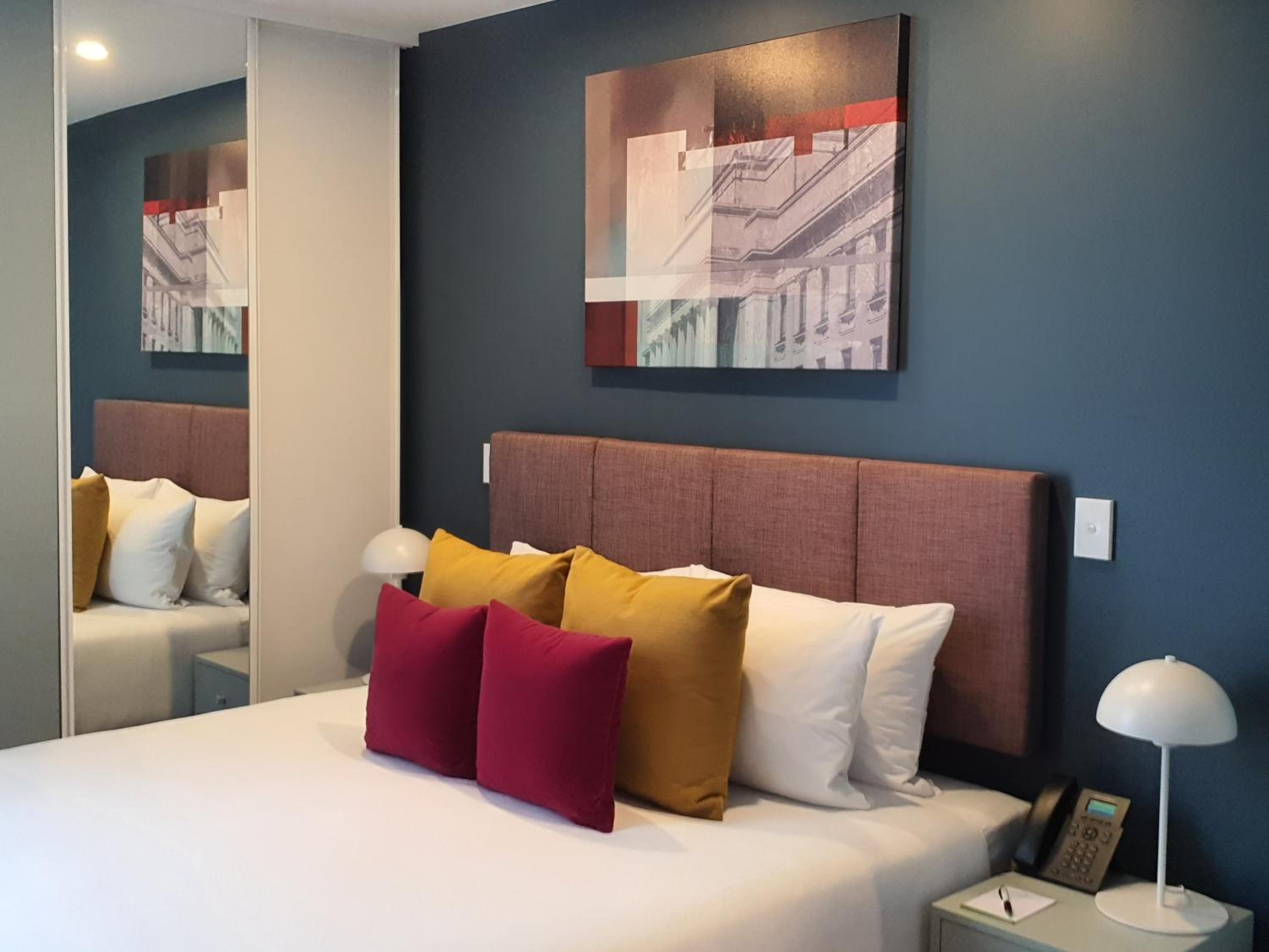 Studio Apartment with King Bed - Photo 8
