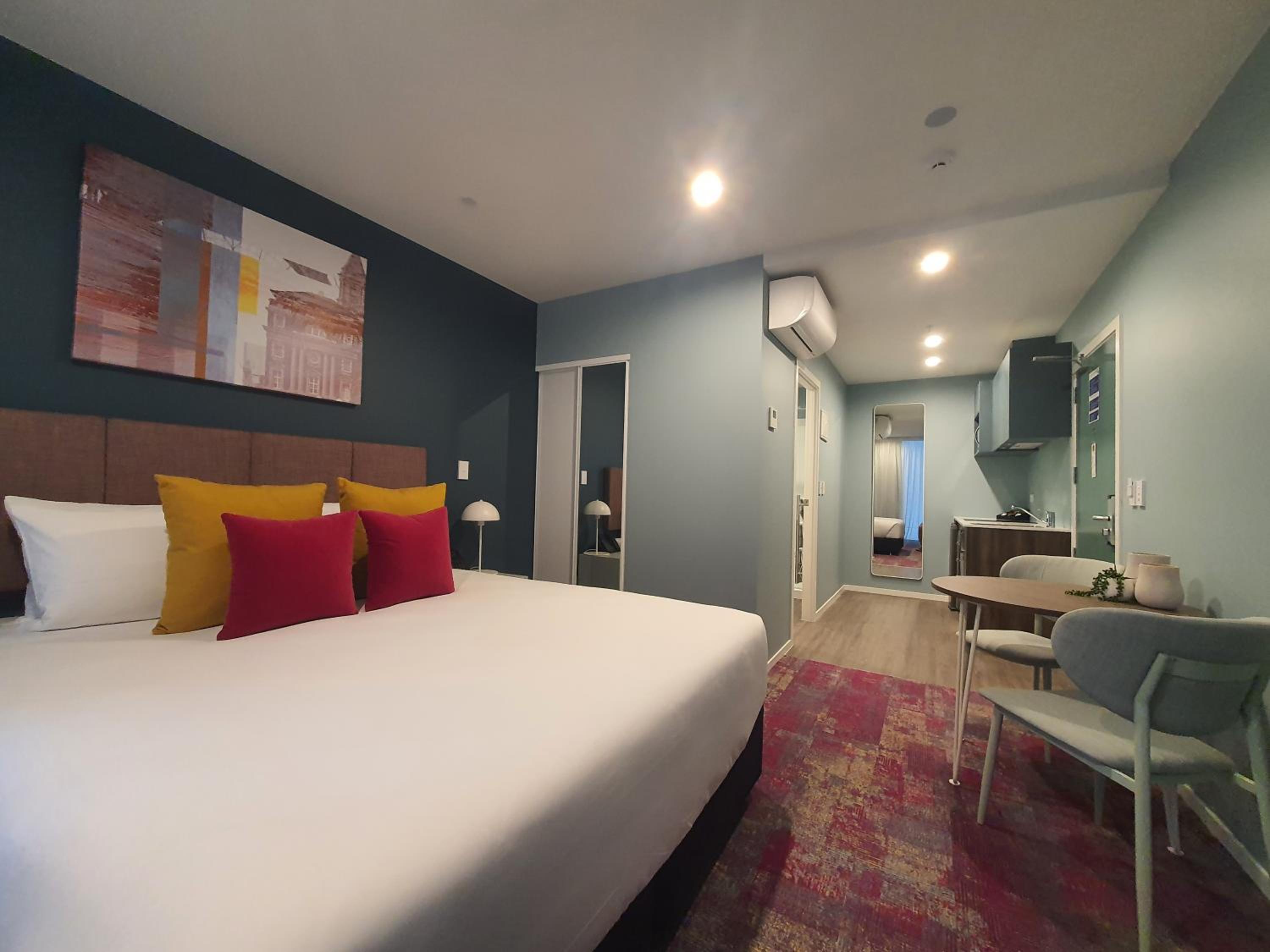 Studio Apartment with King Bed - Photo 4