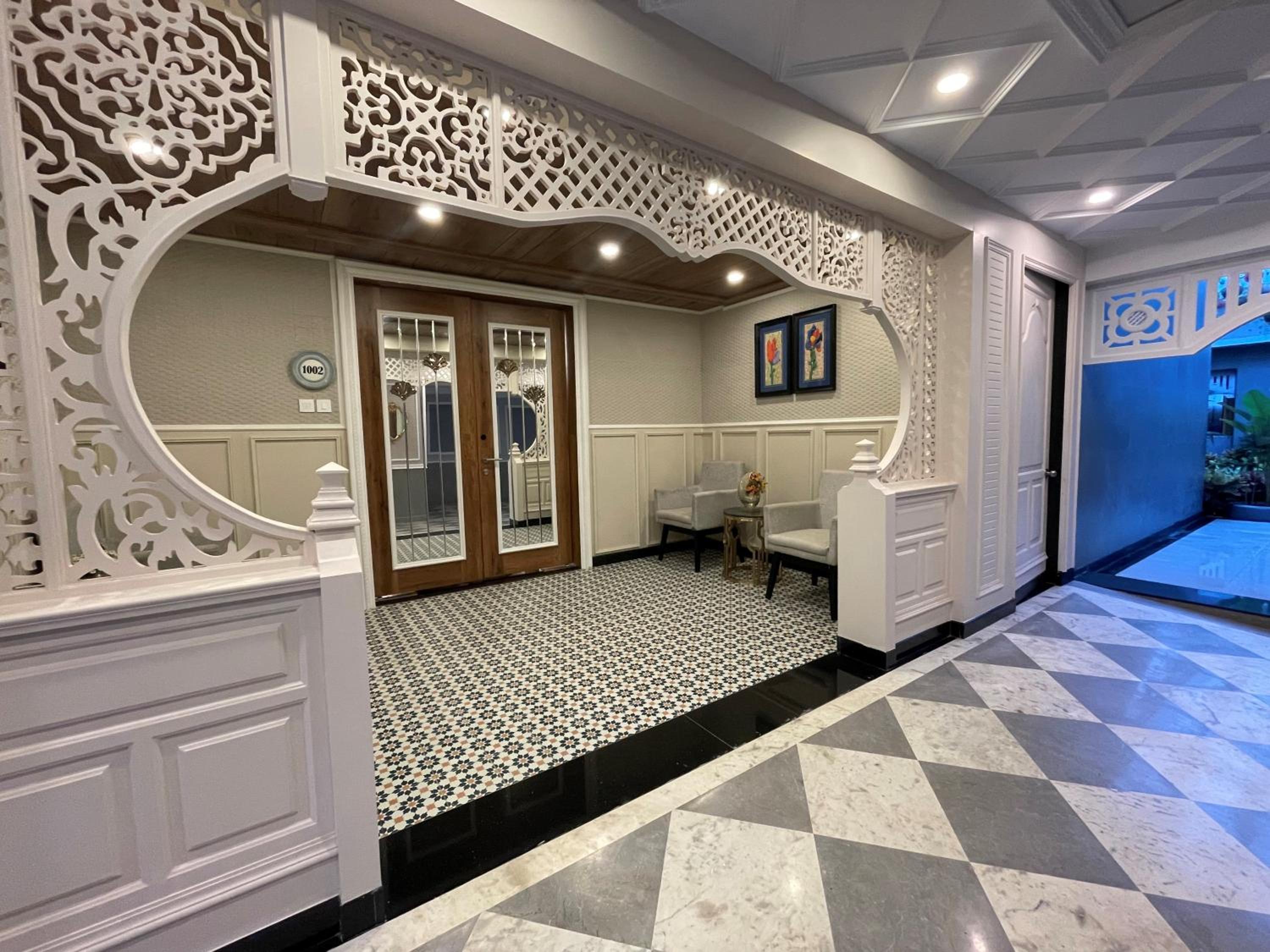 Villa – 10% Discount on Foods & Soft Beverages* | 15% Discounts on Laundry Services* | INR 500 spa credit during your stay on selective Massage services. TnC Apply.* | Free Mini-bar – 2 cans of soft Beverages (Once on Arrival)