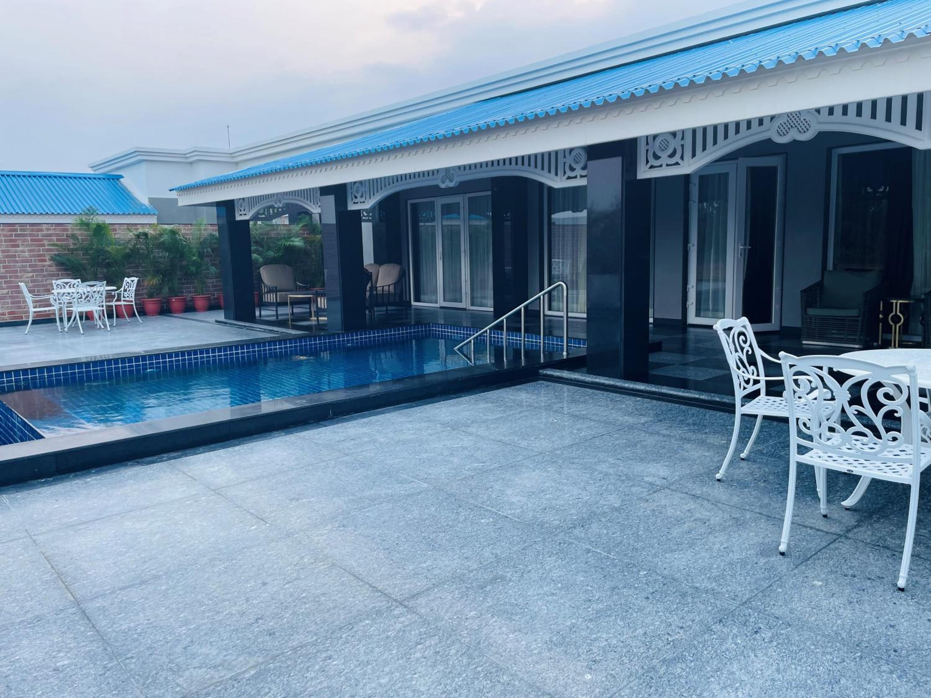 Villa – 10% Discount on Foods & Soft Beverages* | 15% Discounts on Laundry Services* | INR 500 spa credit during your stay on selective Massage services. TnC Apply.* | Free Mini-bar – 2 cans of soft Beverages (Once on Arrival)