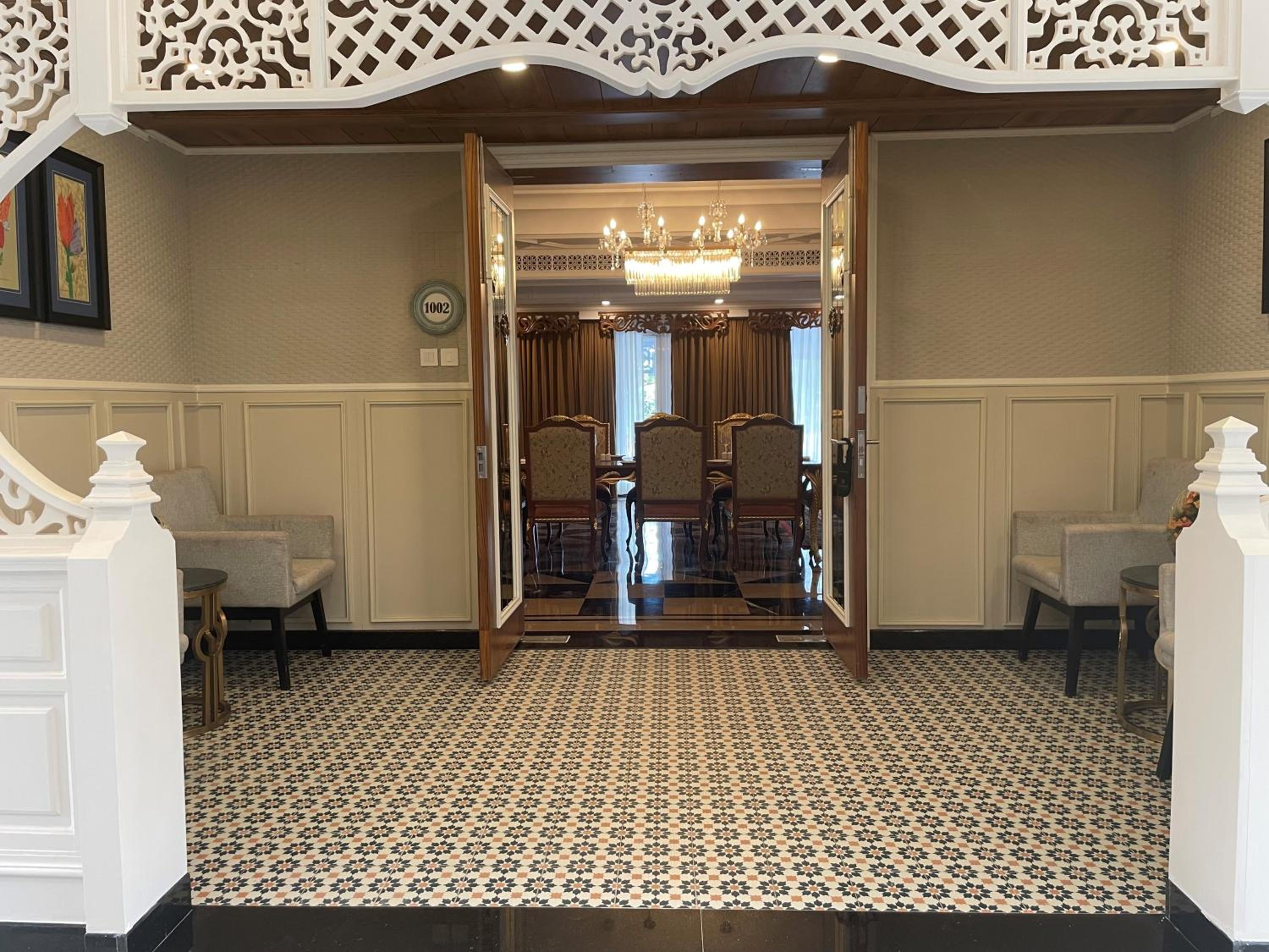 Villa – 10% Discount on Foods & Soft Beverages* | 15% Discounts on Laundry Services* | INR 500 spa credit during your stay on selective Massage services. TnC Apply.* | Free Mini-bar – 2 cans of soft Beverages (Once on Arrival)