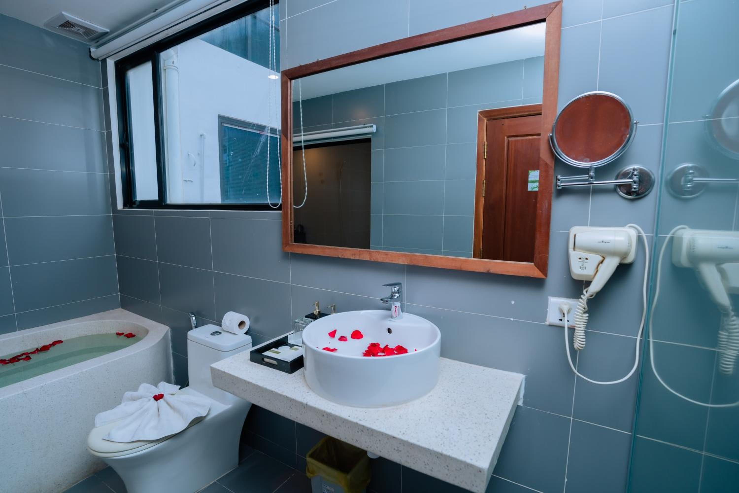 Deluxe King Suite - Photo 17