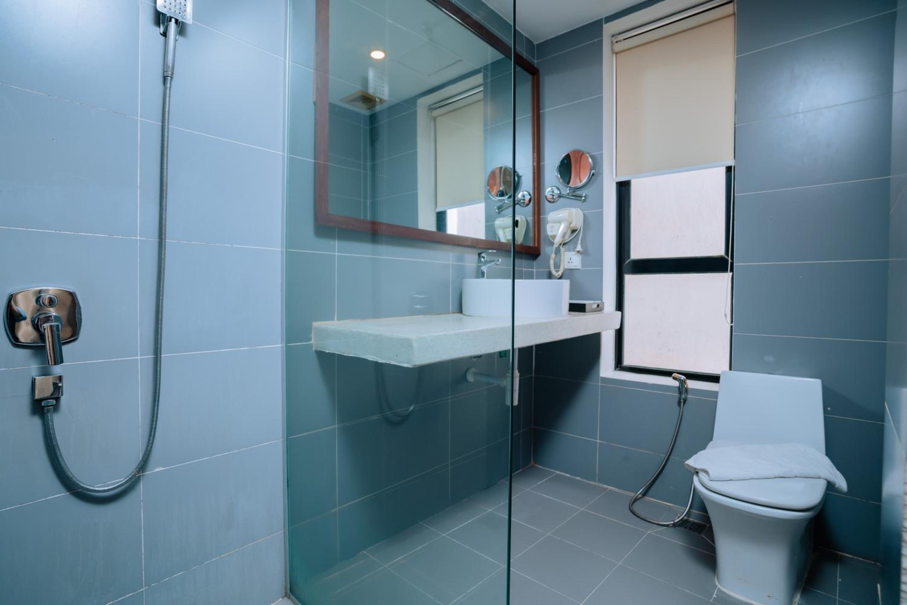 Deluxe King Suite - Photo 5