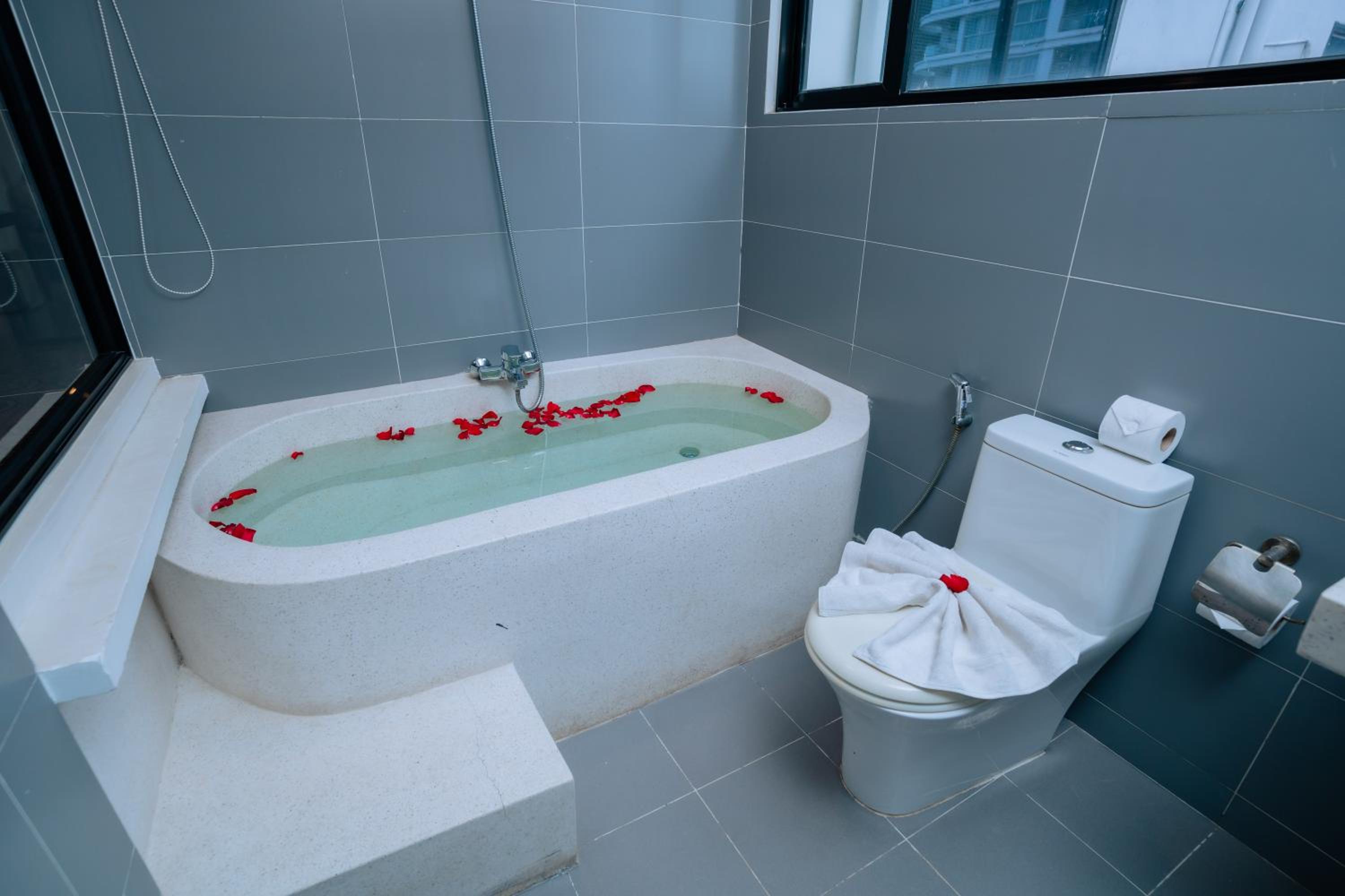 Deluxe King Suite - Photo 10