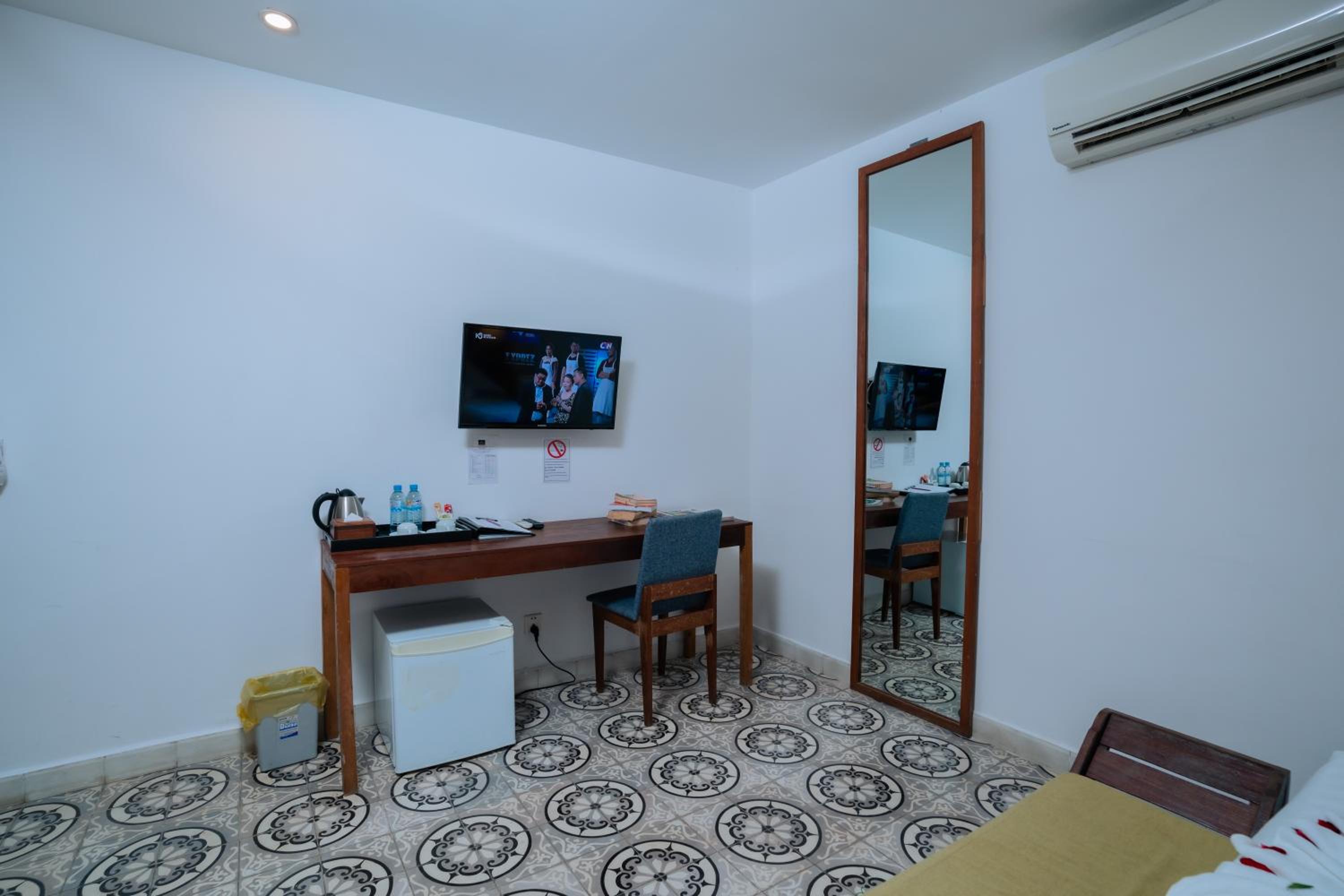Deluxe King Suite - Photo 12