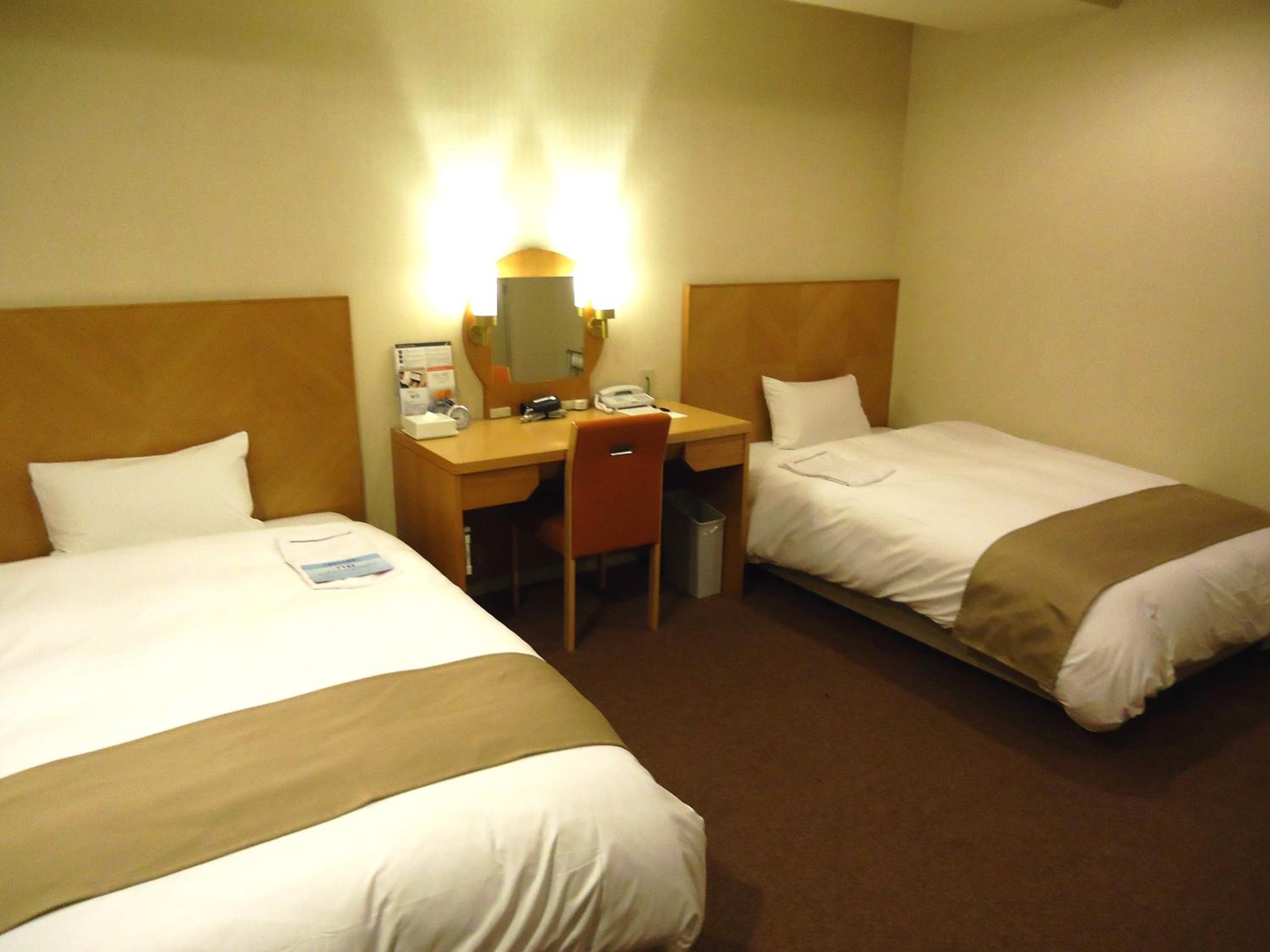 Twin Room - Non-Smoking photo 2