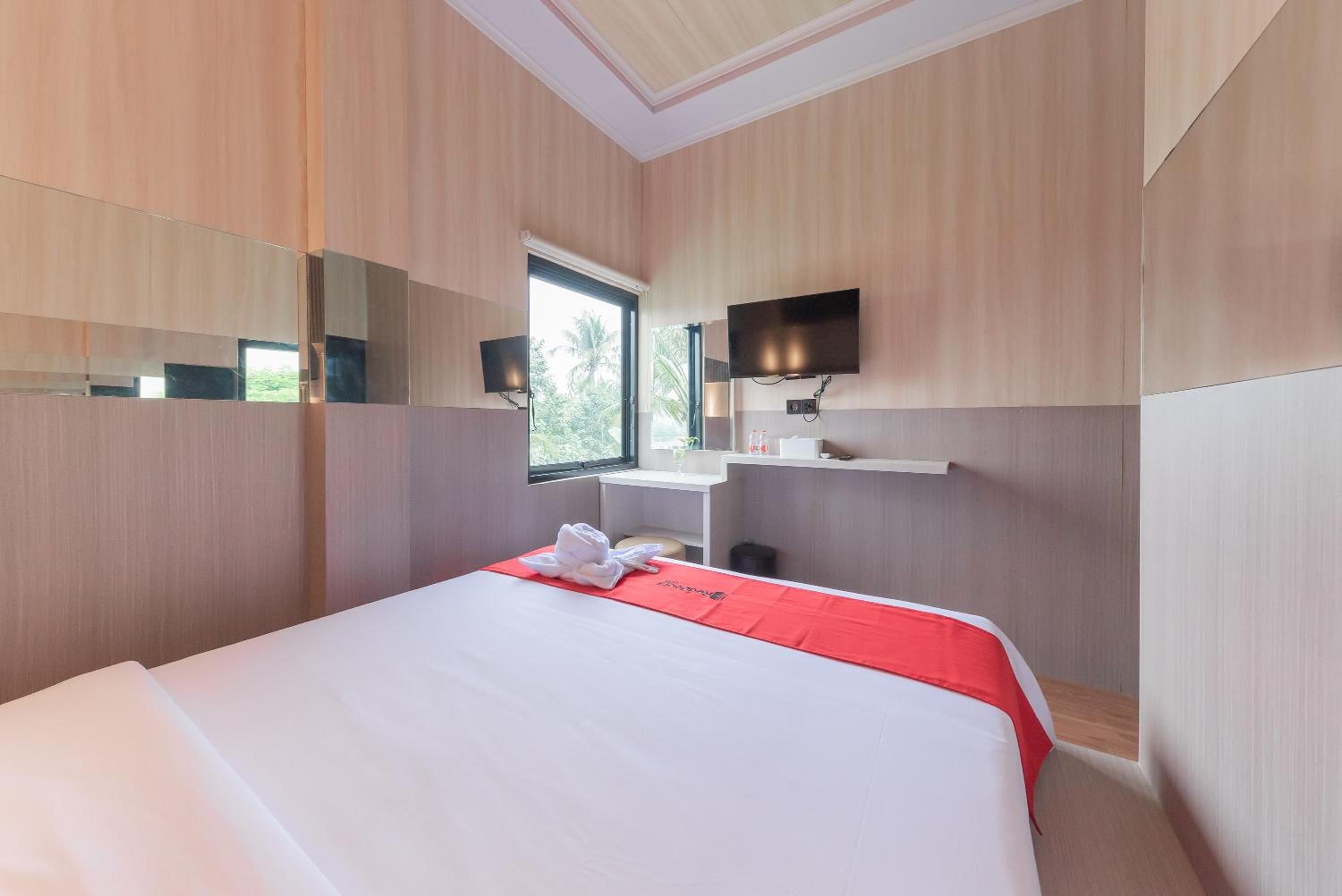 Deluxe Room - Photo 5