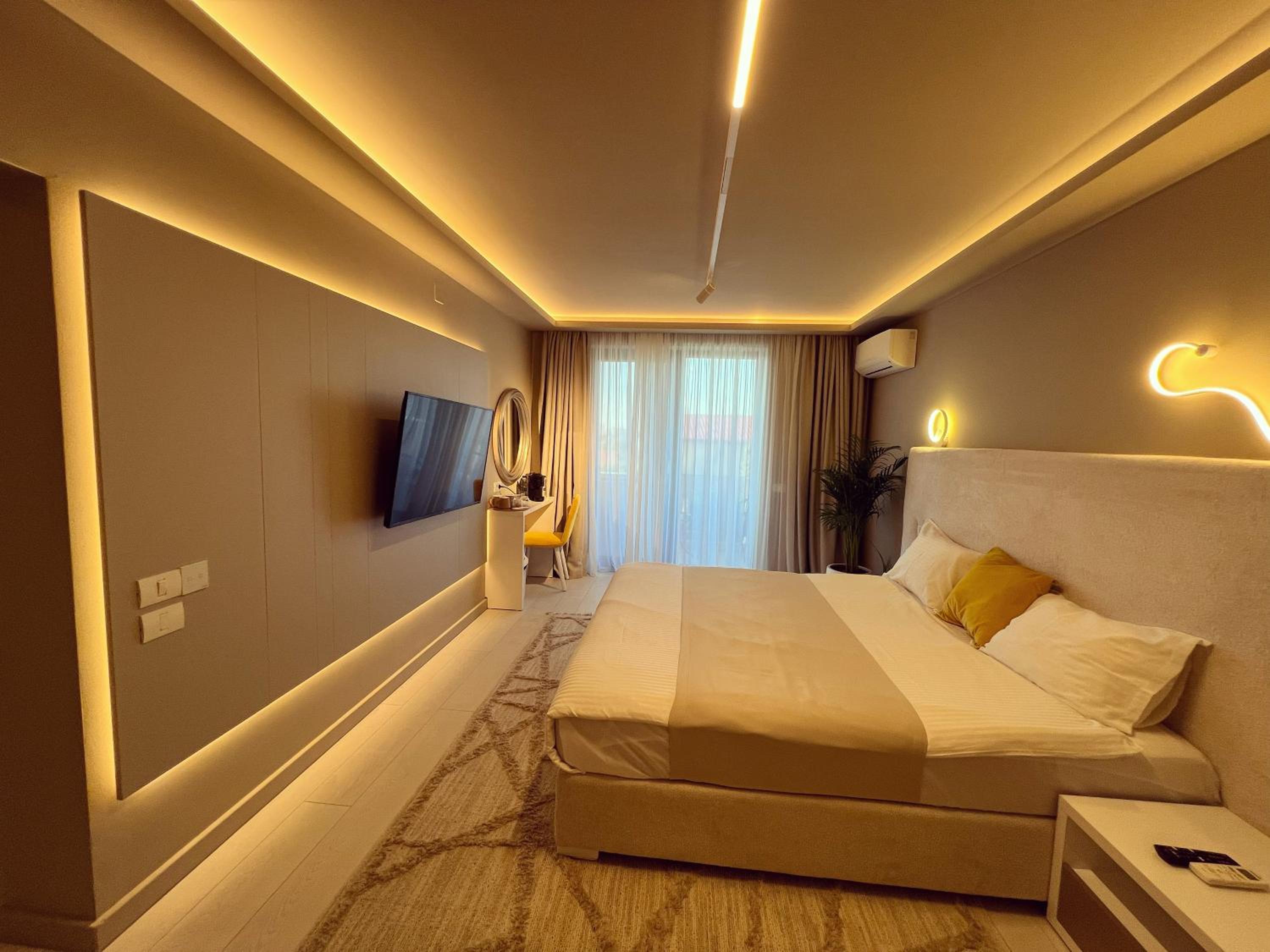 Double Room with Balcony (2 Adults + 1 Child) photo 3