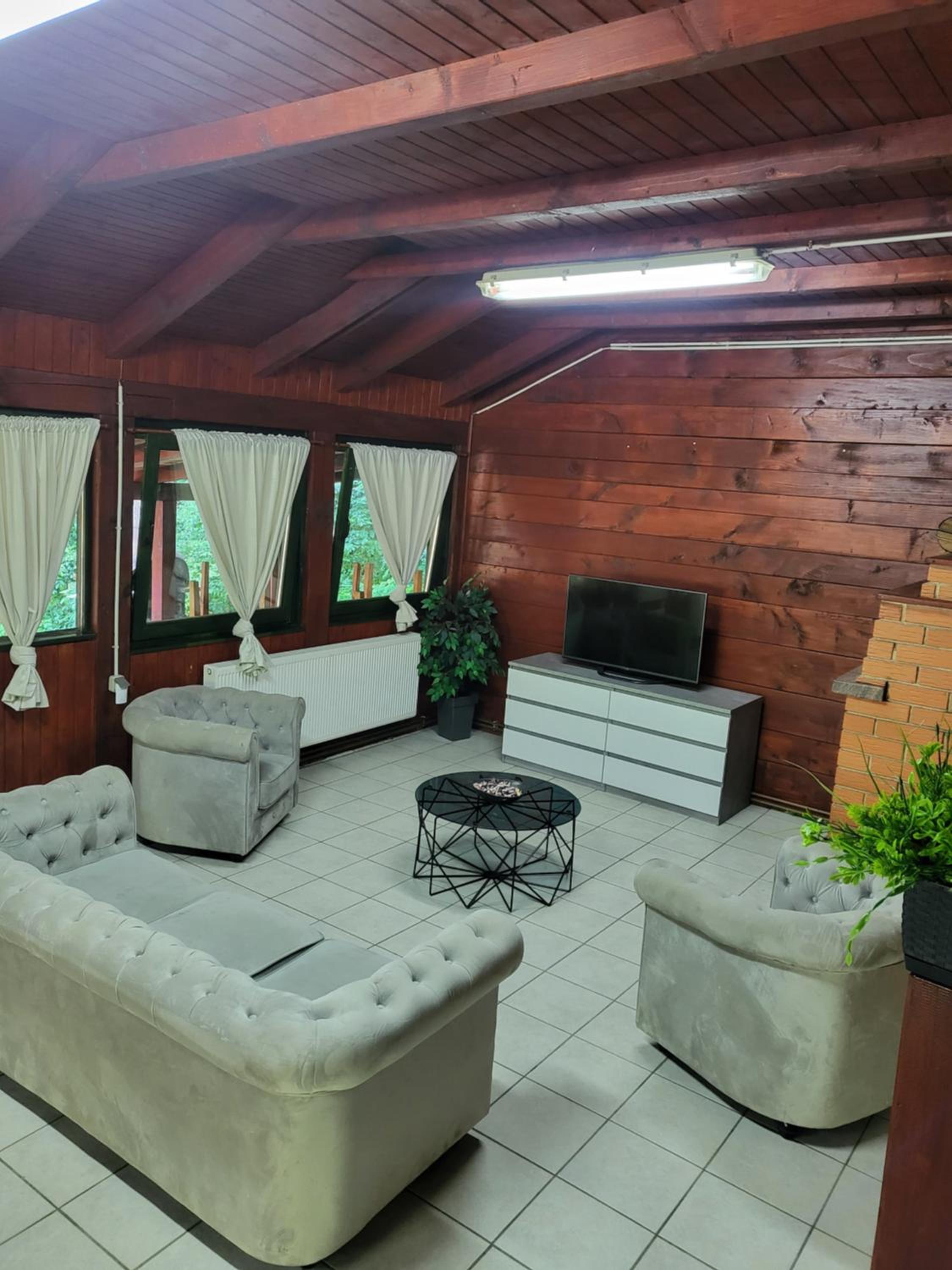 Six-Bedroom House photo 1