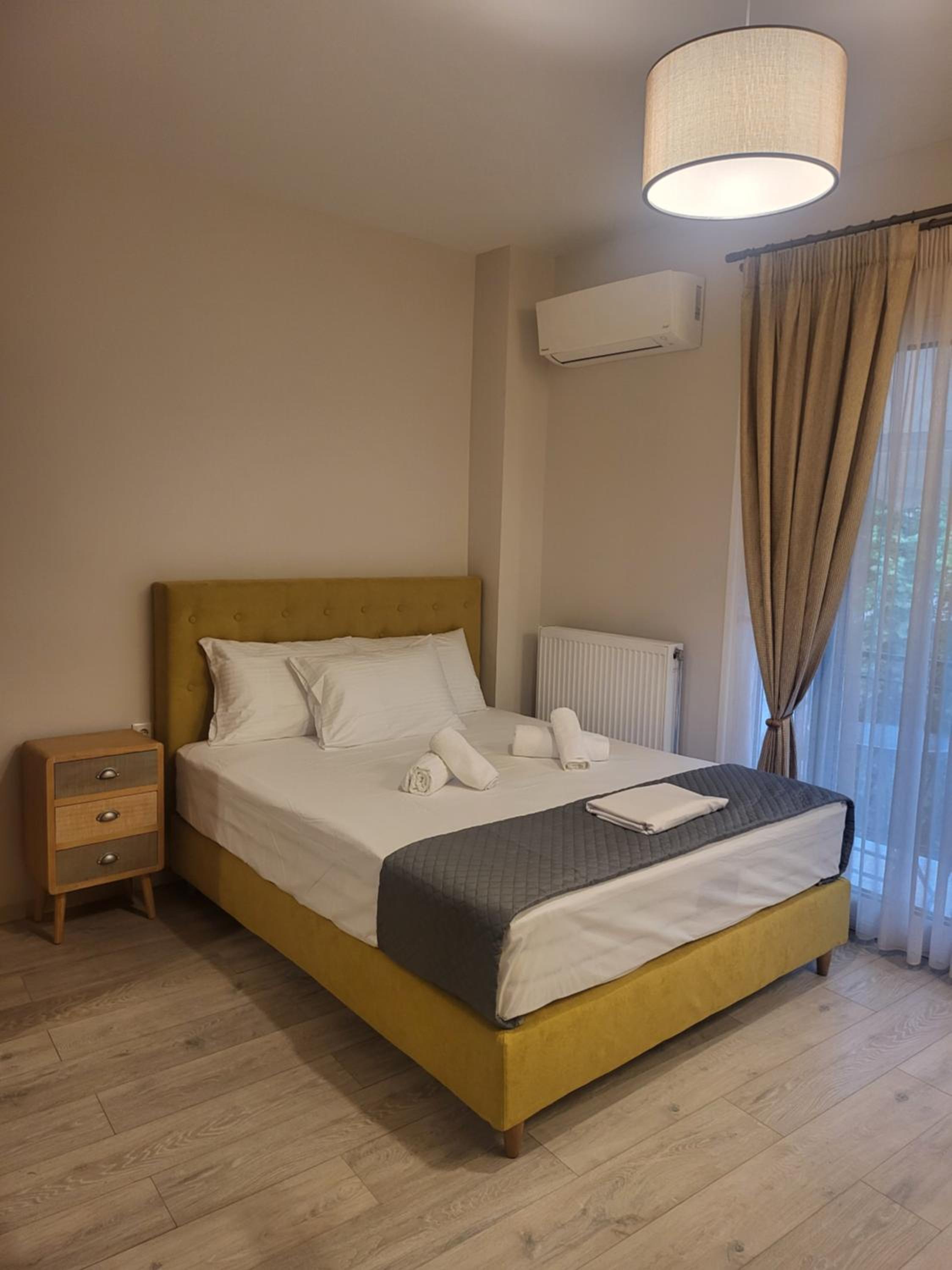 Deluxe One-Bedroom Apartment with City View photo 1