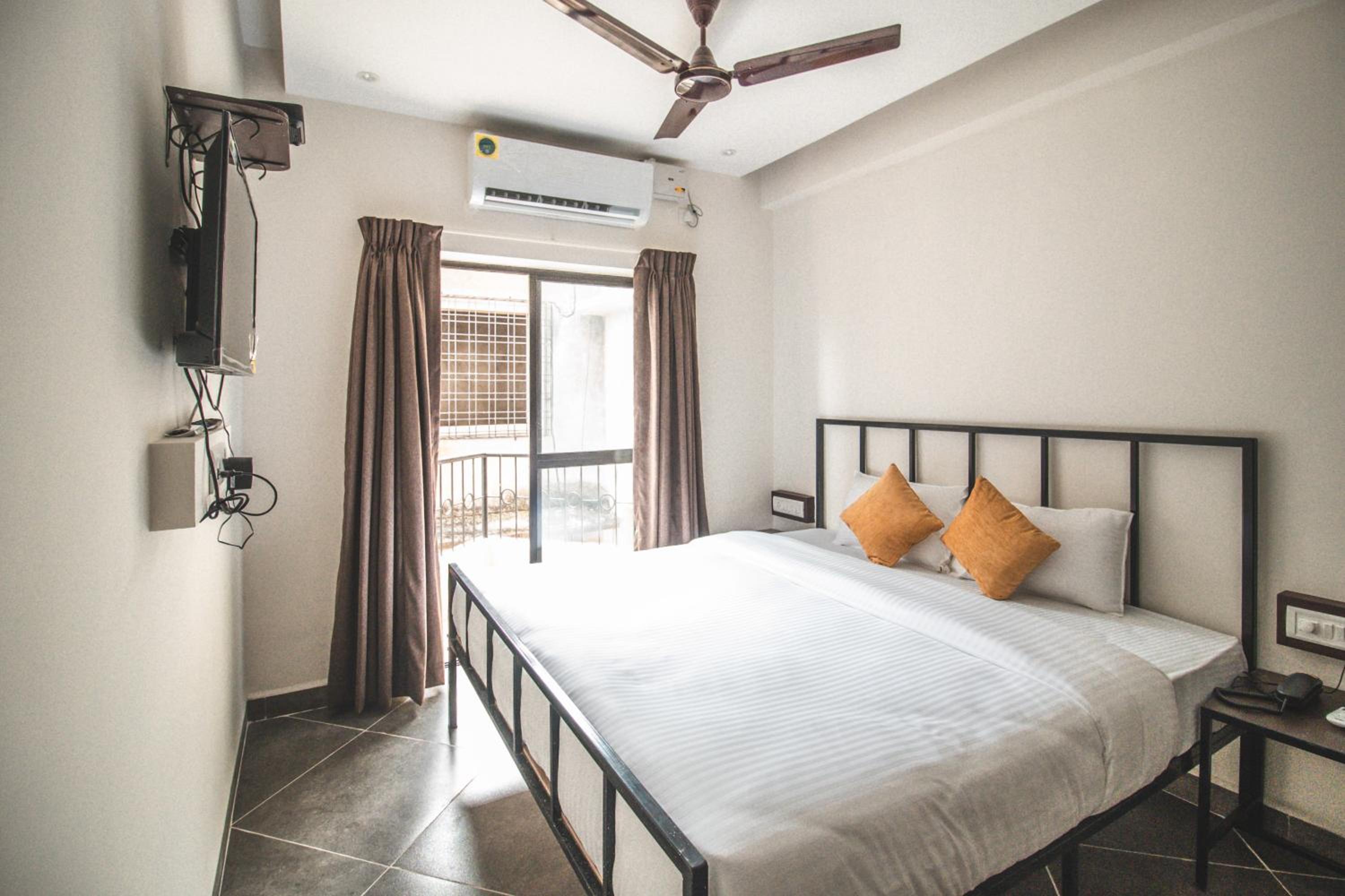 Deluxe Double Room with Balcony - Photo 3
