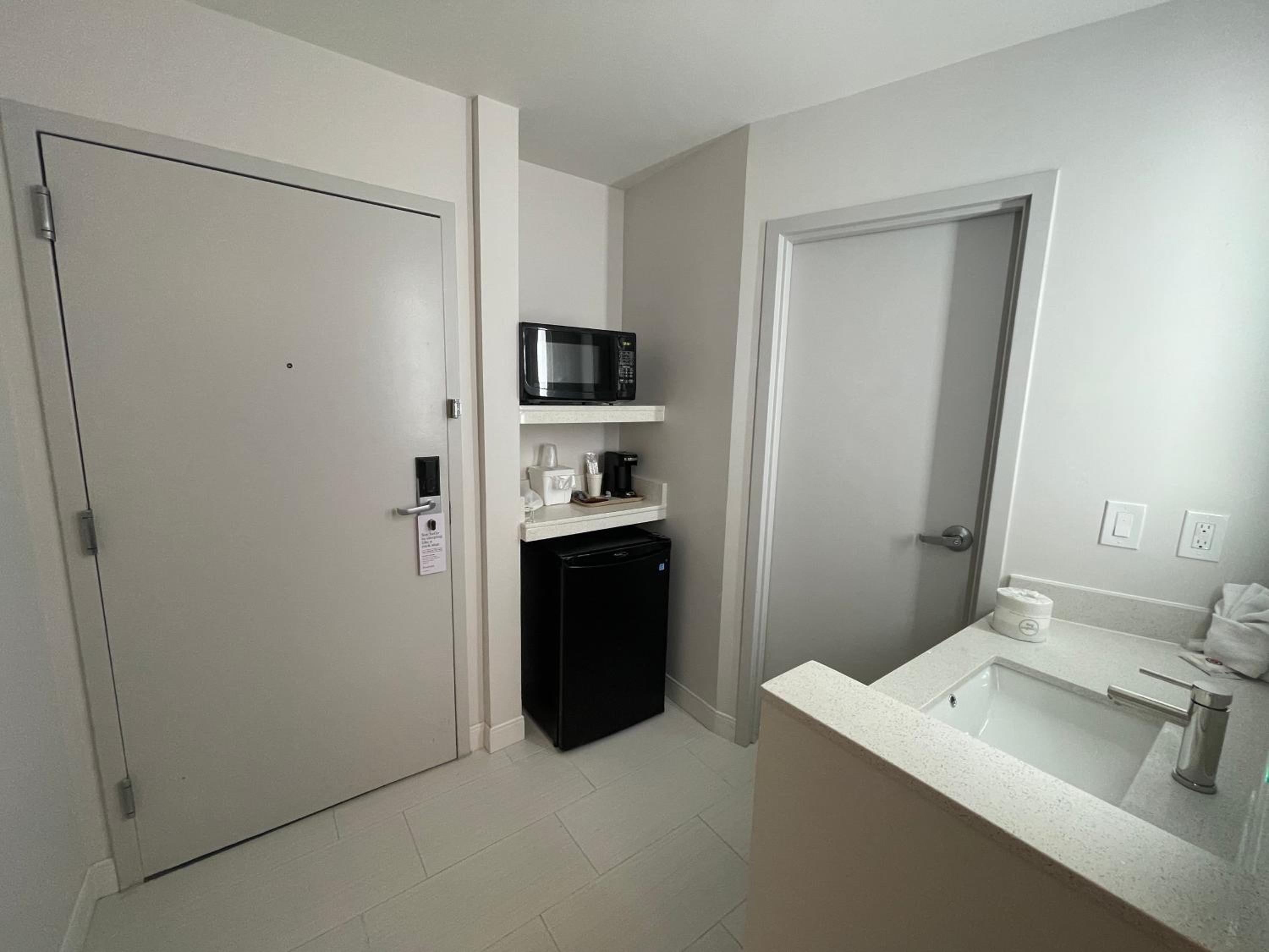 King Suite with Sofa - Non Smoking - Photo 4