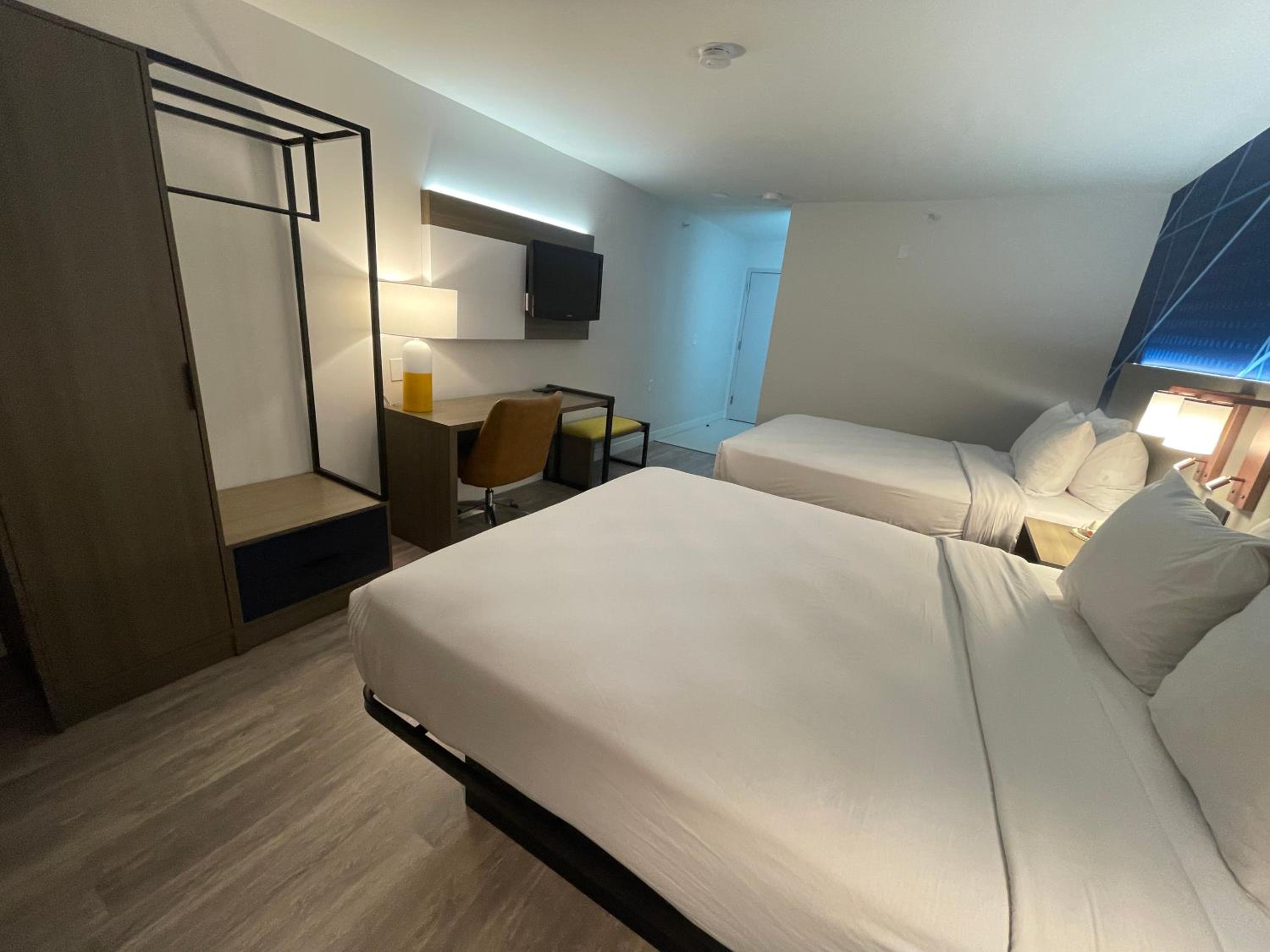 Quadruple Room with Two Queen Beds - Non Smoking - Photo 8