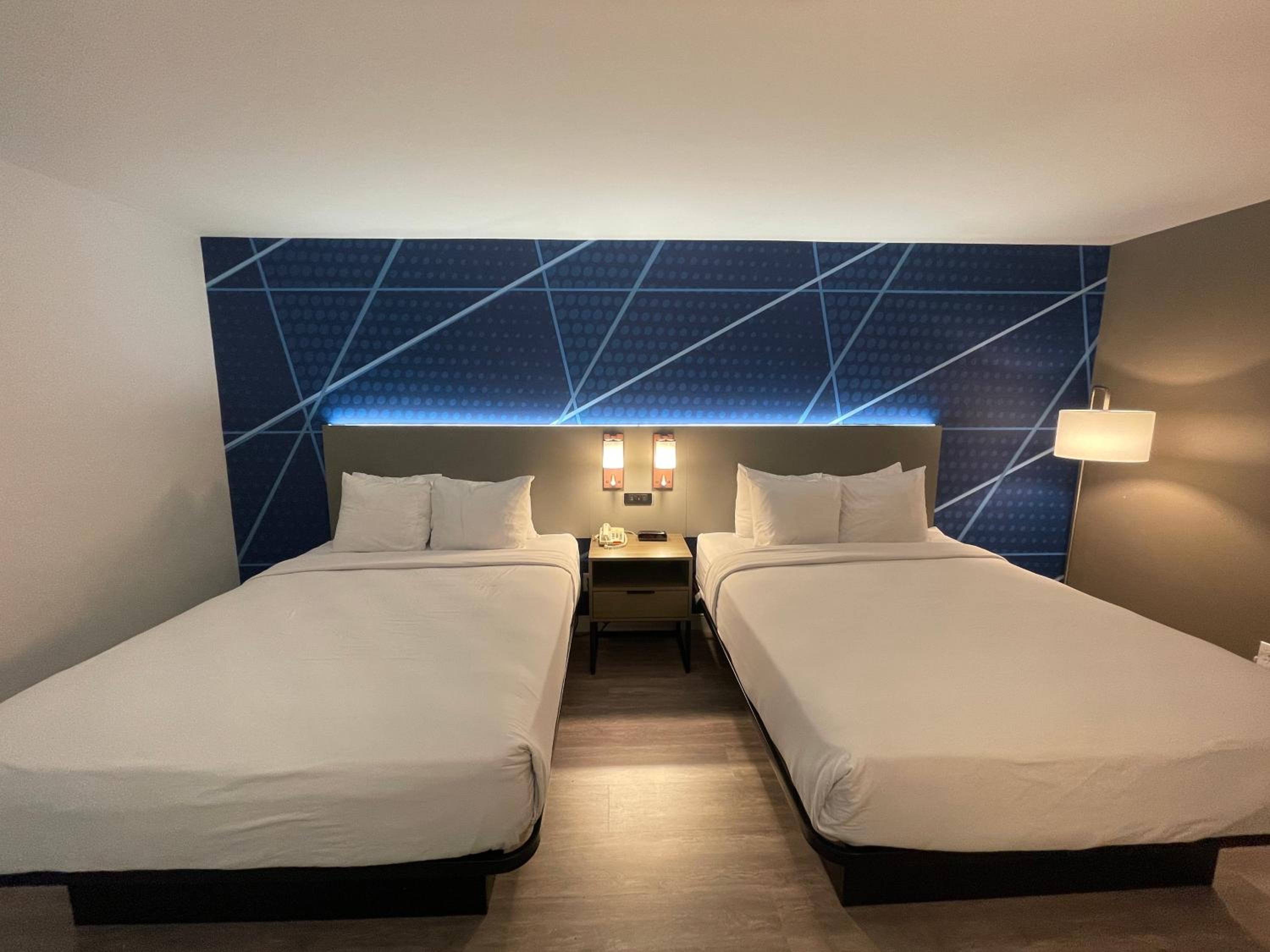 Quadruple Room with Two Queen Beds - Non Smoking - Photo 3