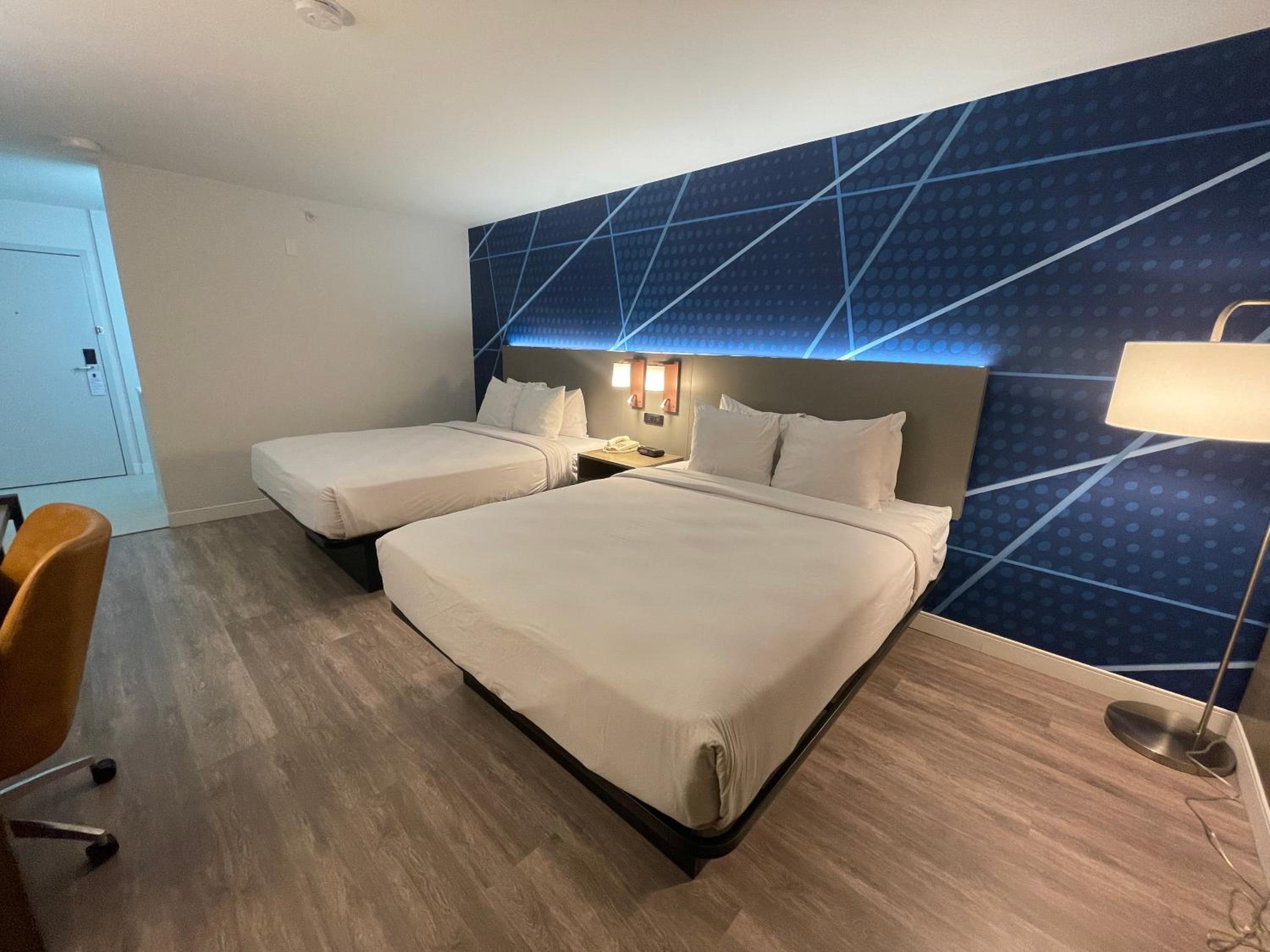 Quadruple Room with Two Queen Beds - Non Smoking - Photo 5