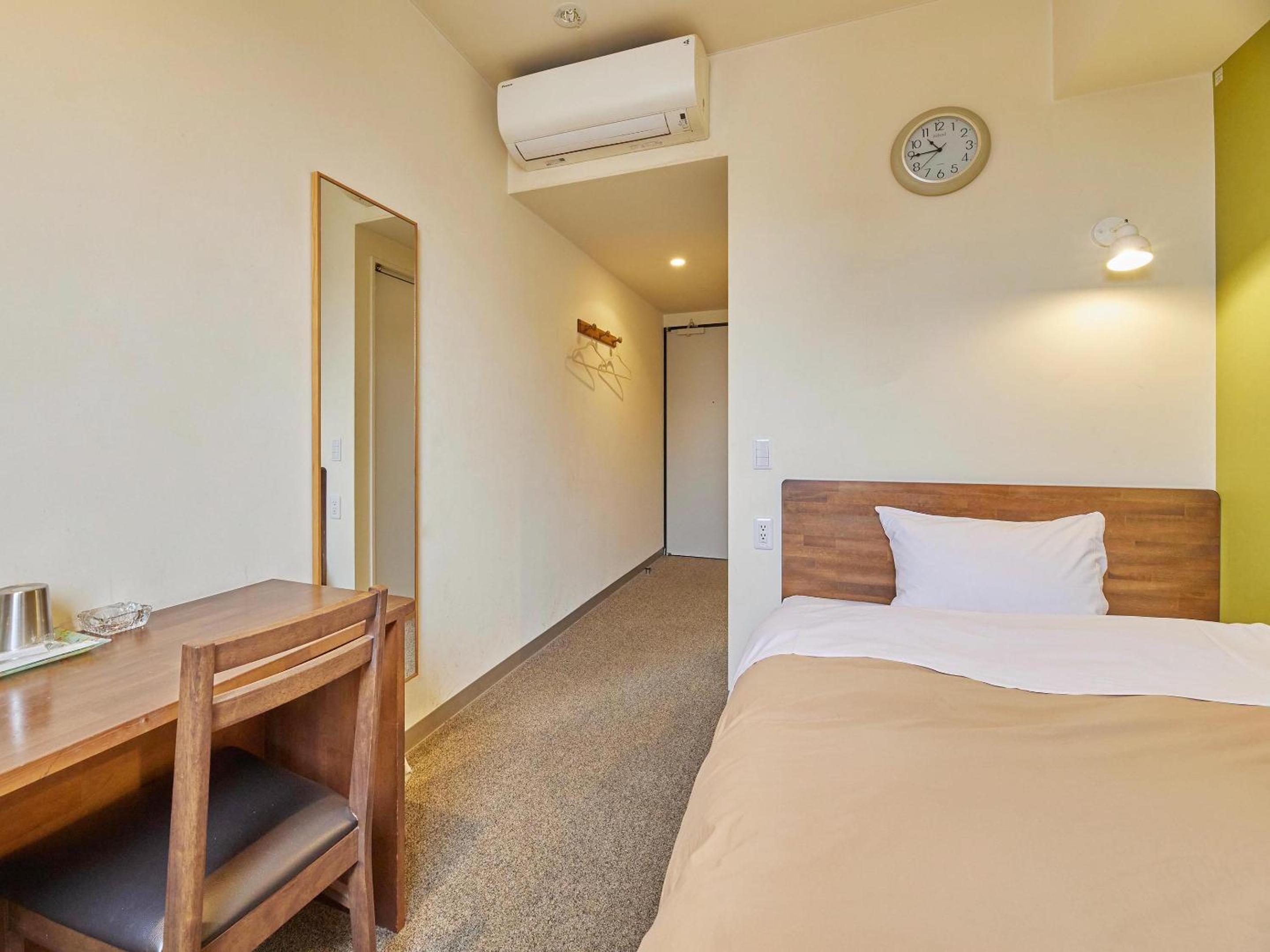 Single Room - Smoking photo 3