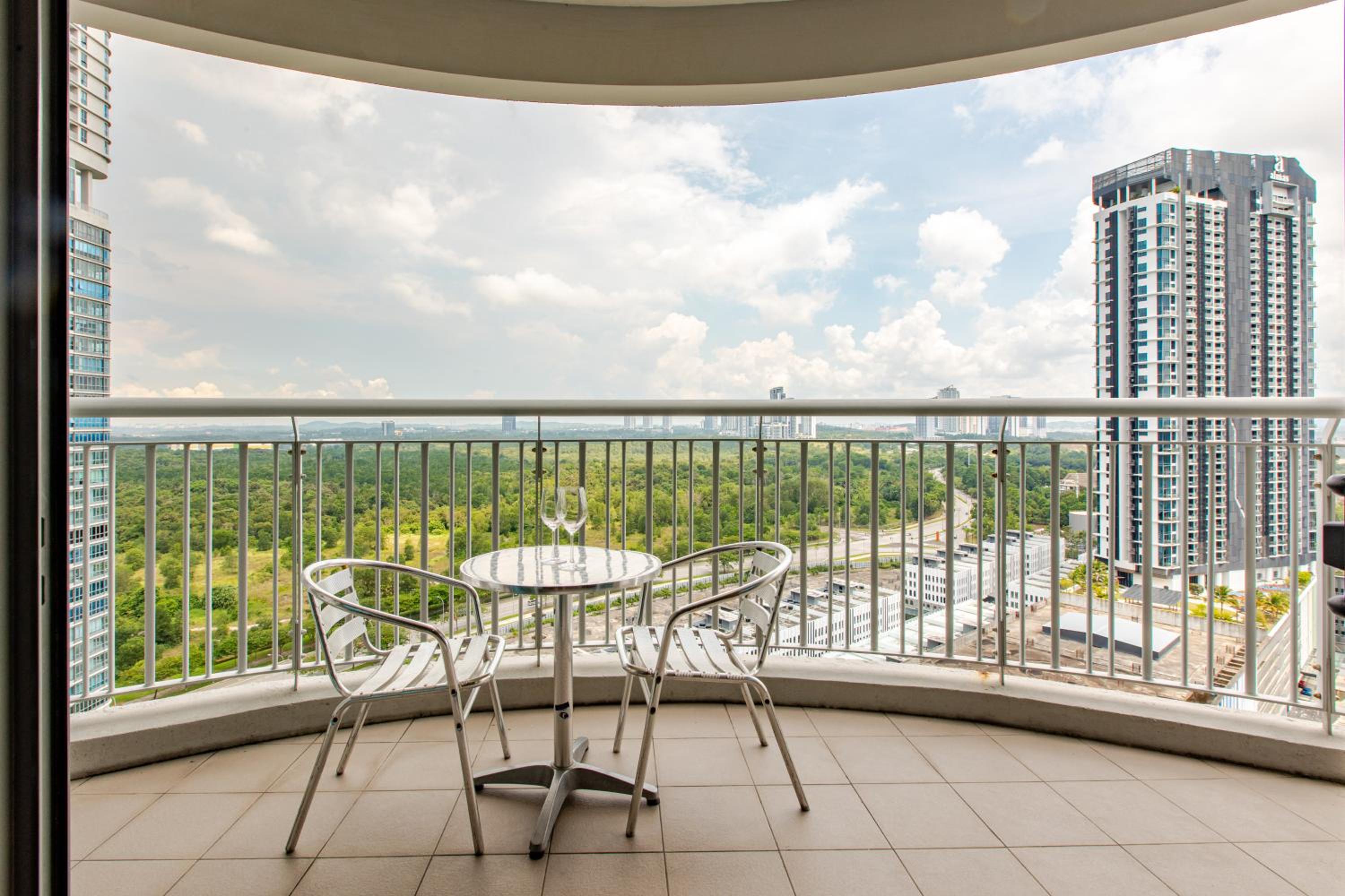 Three-Bedroom Apartment with View photo 2