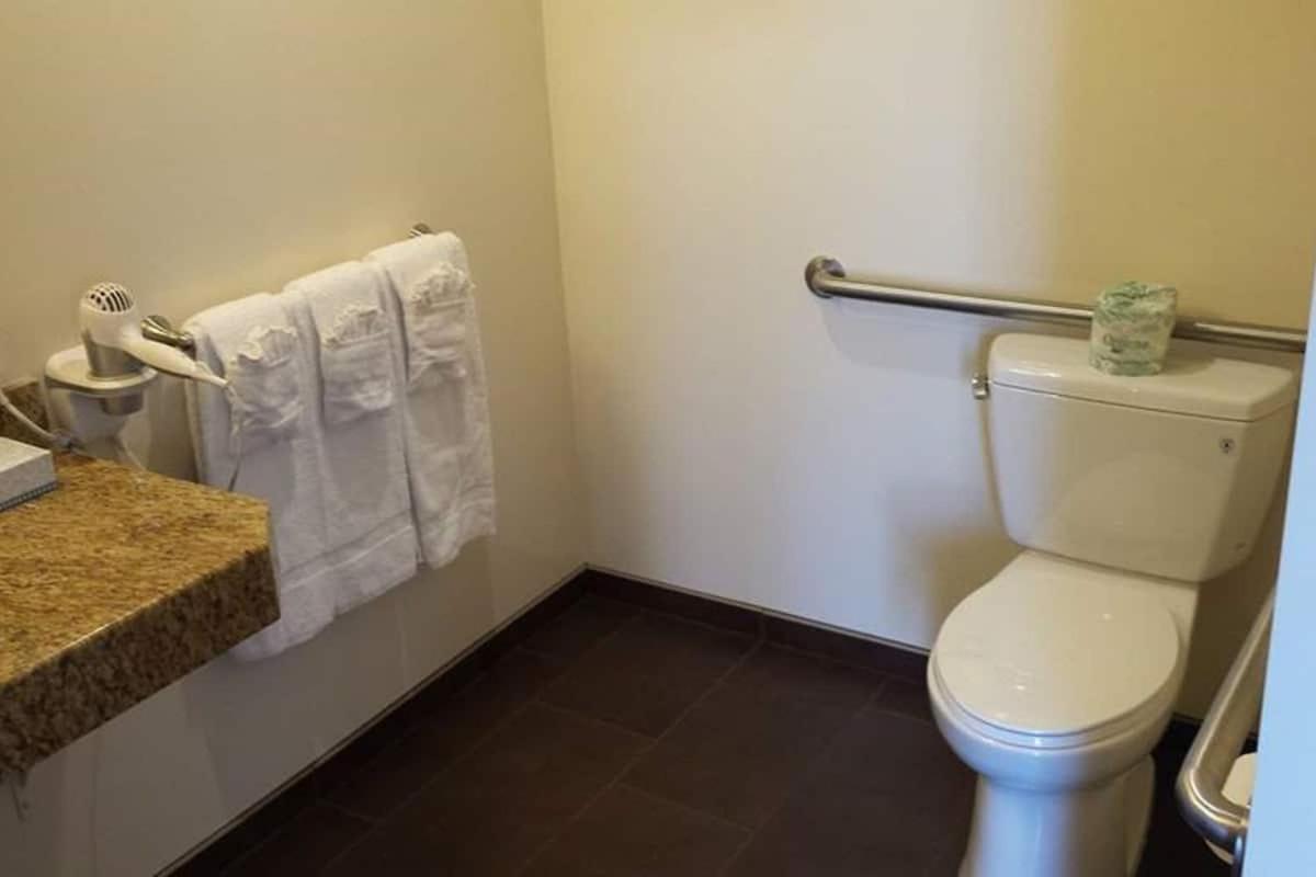 King Room - Disability Access photo 2