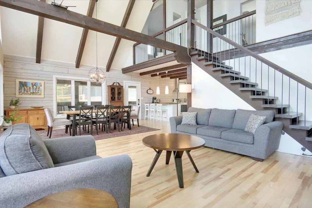 Six-Bedroom House photo 1