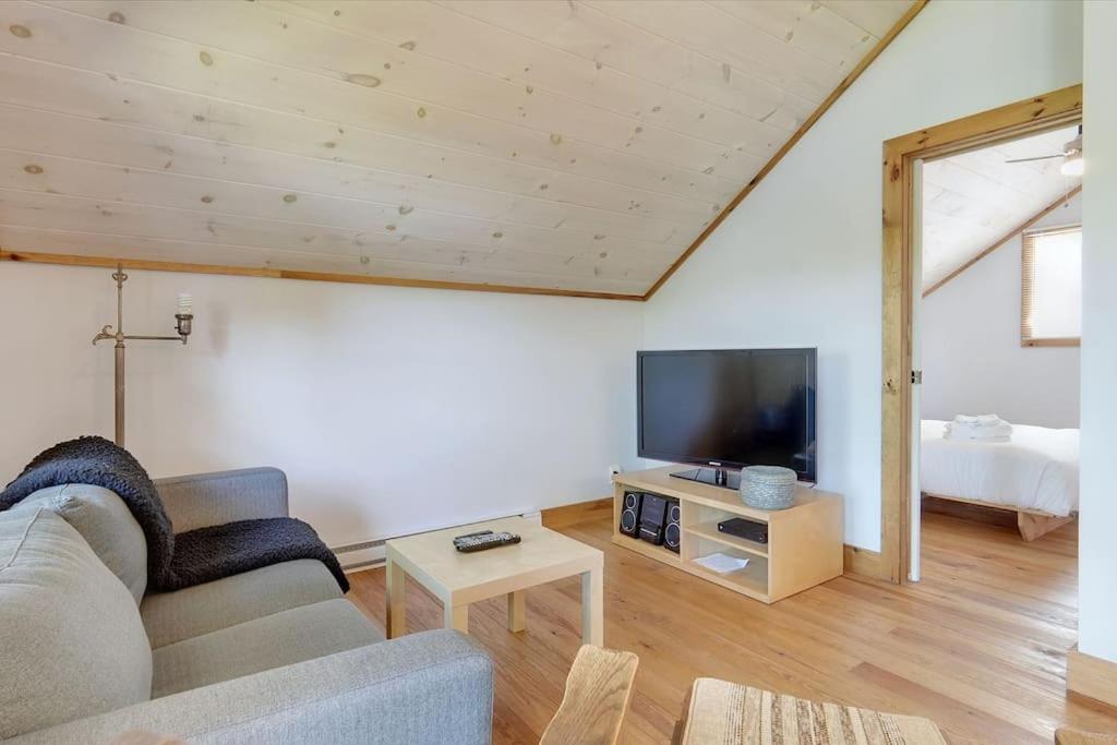 Six-Bedroom House photo 3