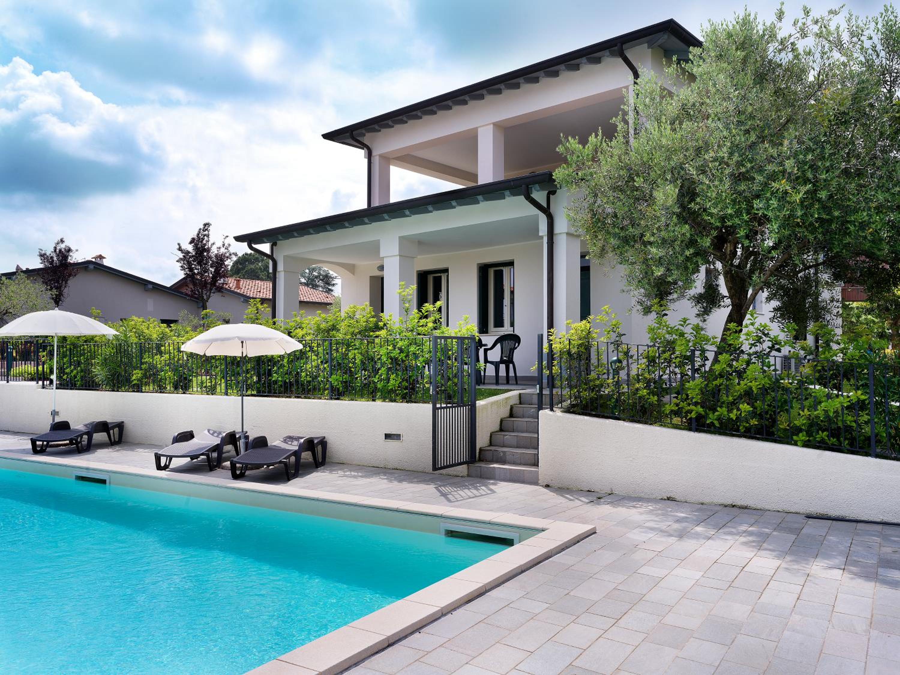 One-Bedroom Apartment with Garden photo 2