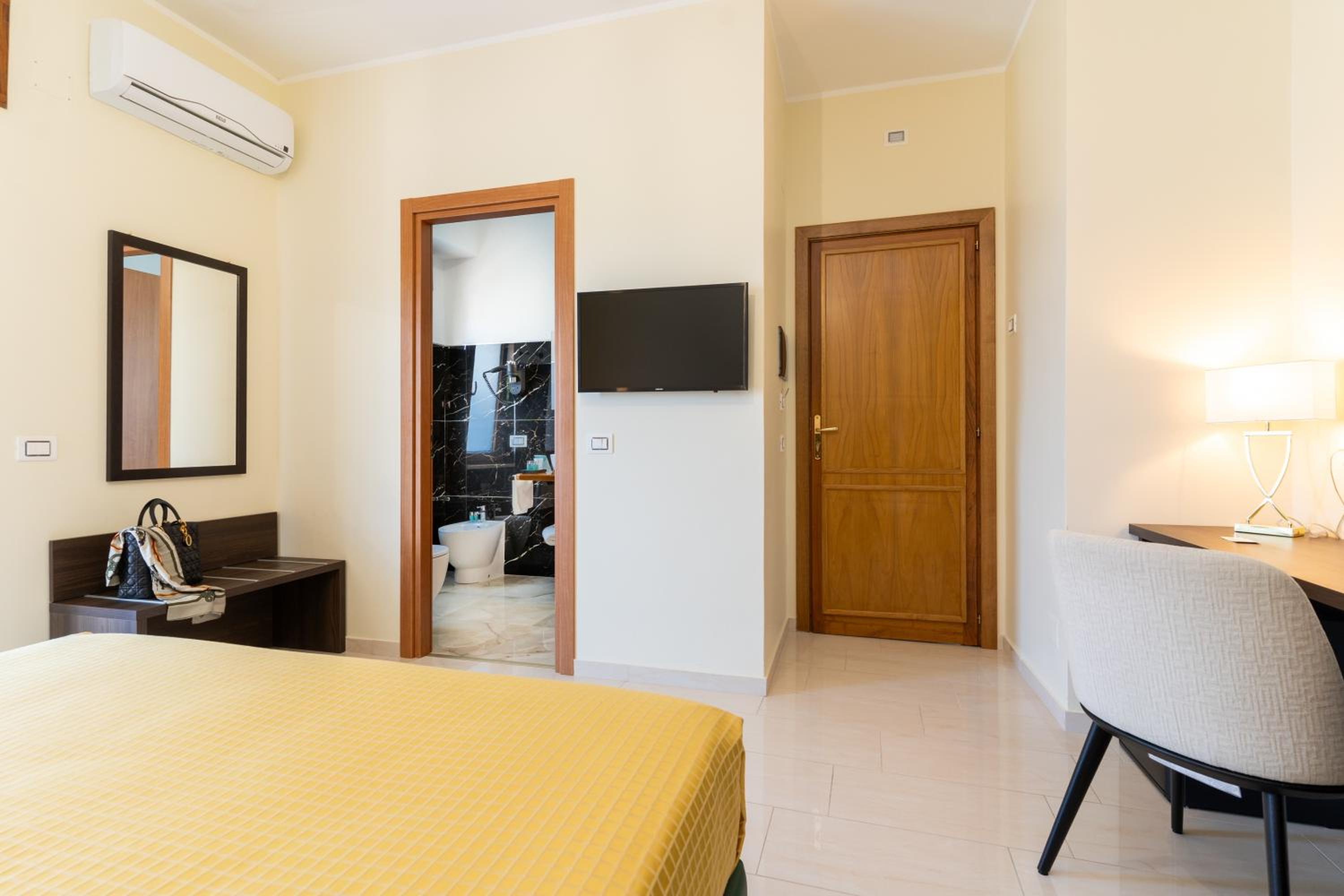 Deluxe Double Room with Balcony and Sea View photo 3