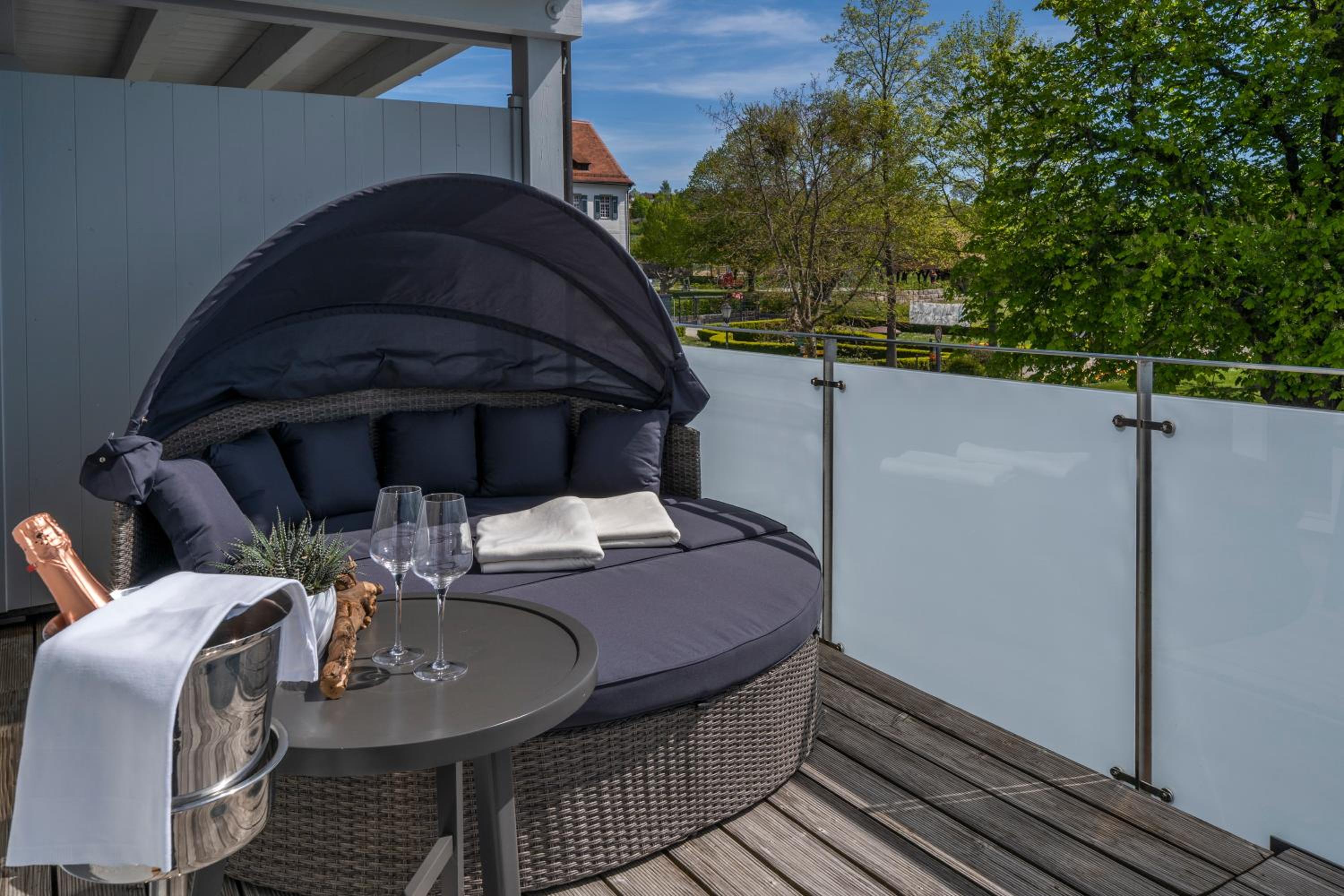 Double Room with Lake View - Photo 6