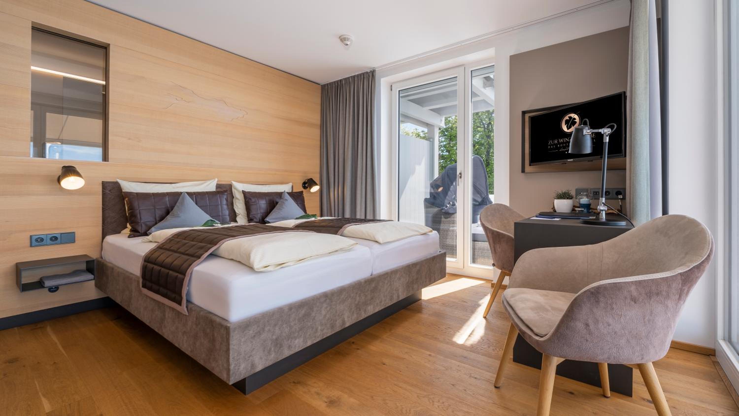 Double Room with Lake View - Photo 5