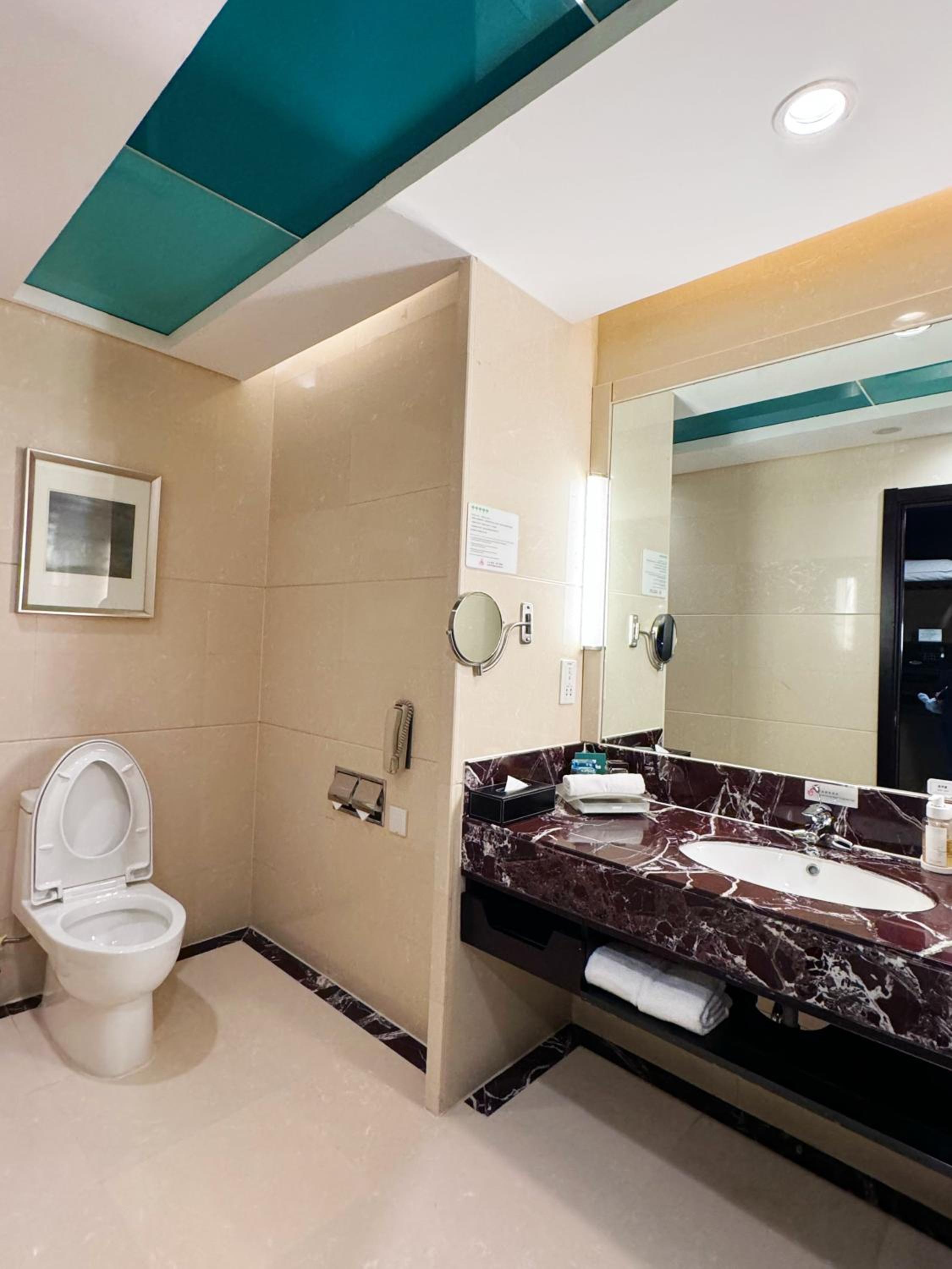 One-Bedroom Suite Lounge Access