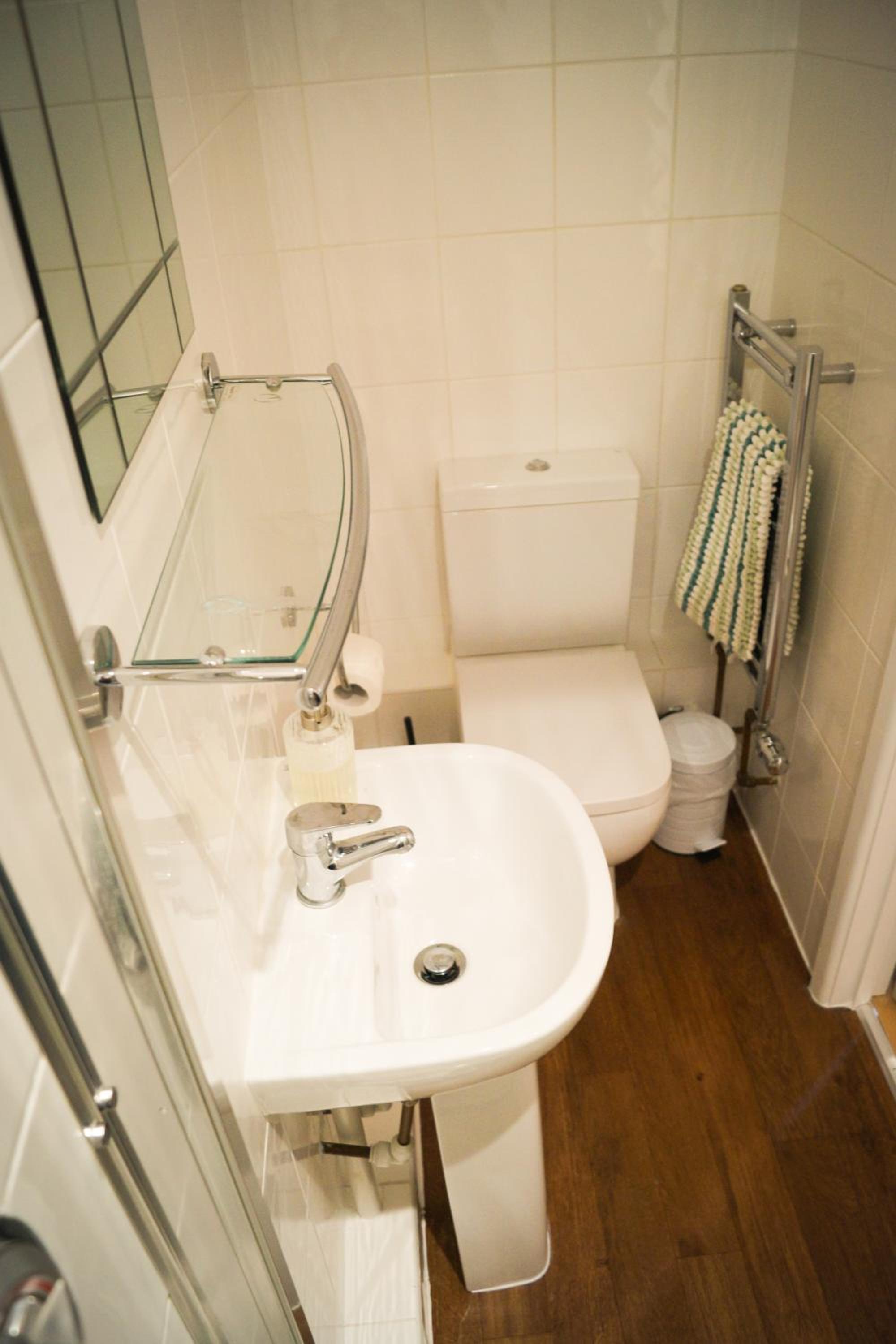 Budget Double Room - Photo 6