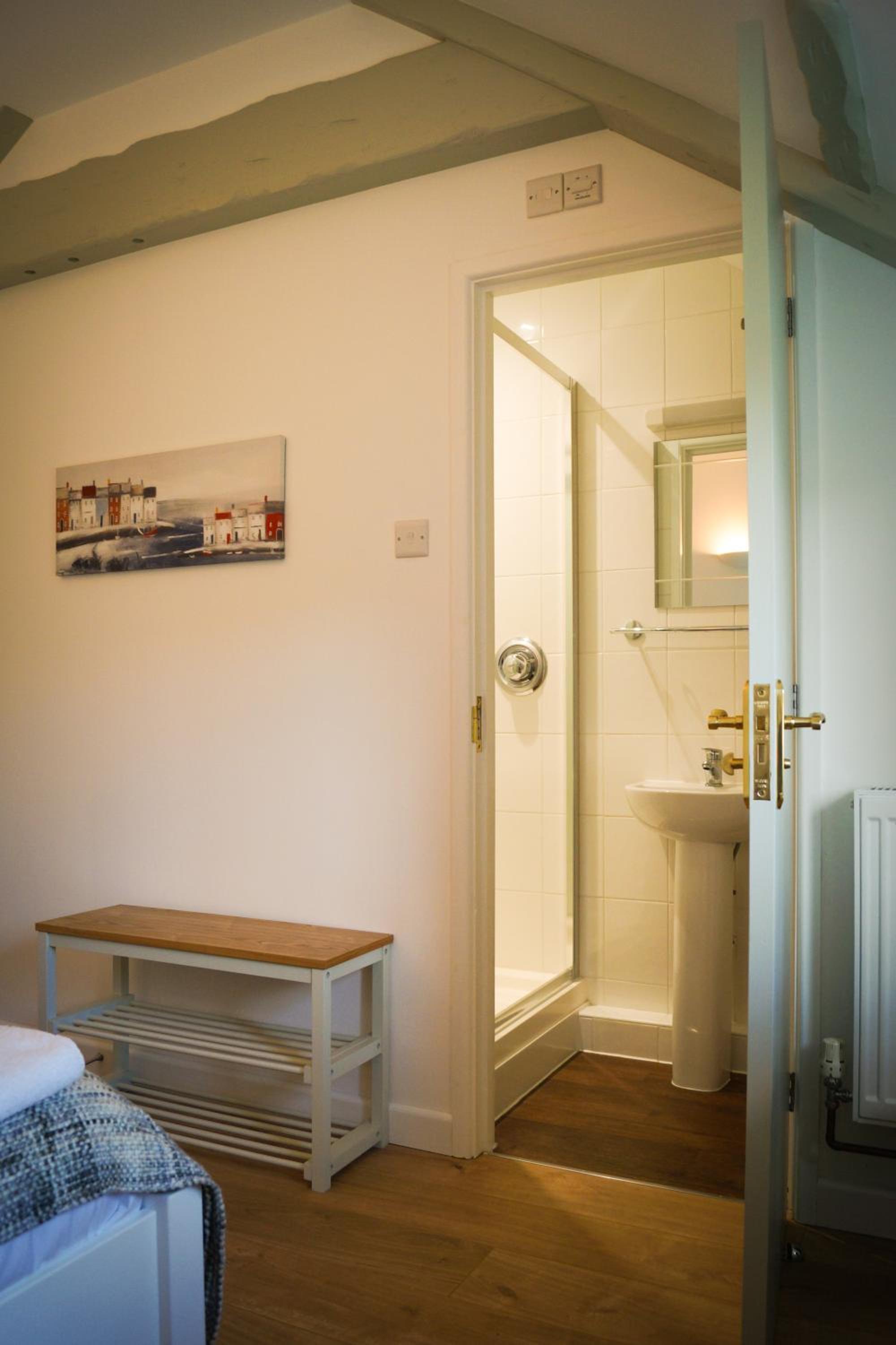 Budget Double Room - Photo 5