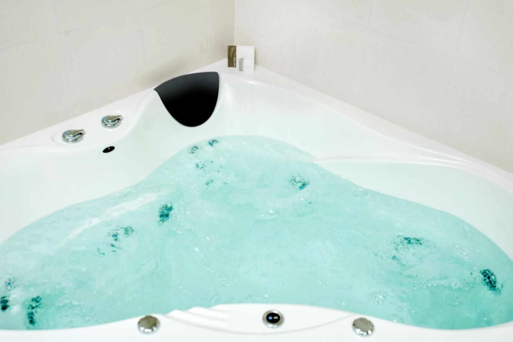 Deluxe Suite with Spa Bath photo 3
