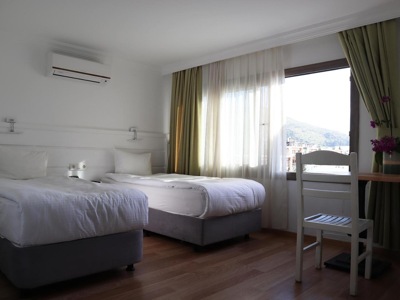 Deluxe Room (2 Adults + 1 Child)