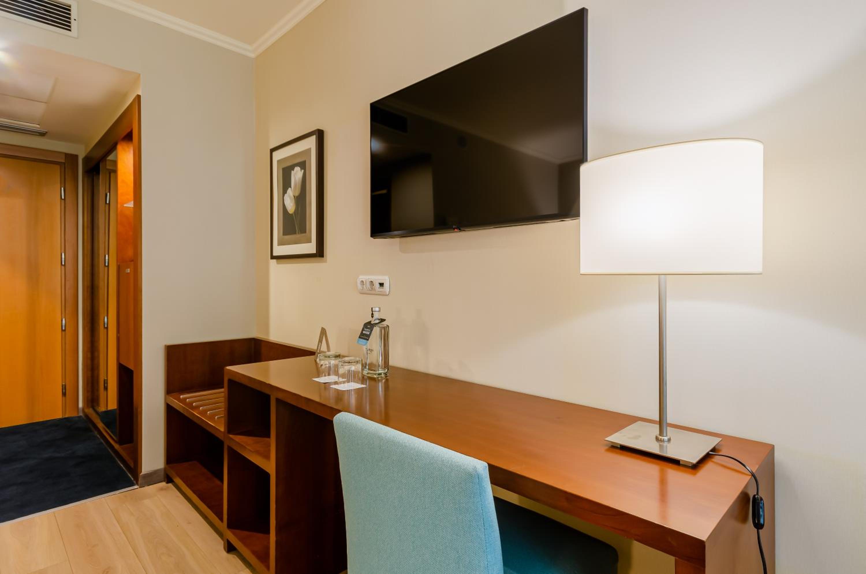 Twin Room - Photo 11
