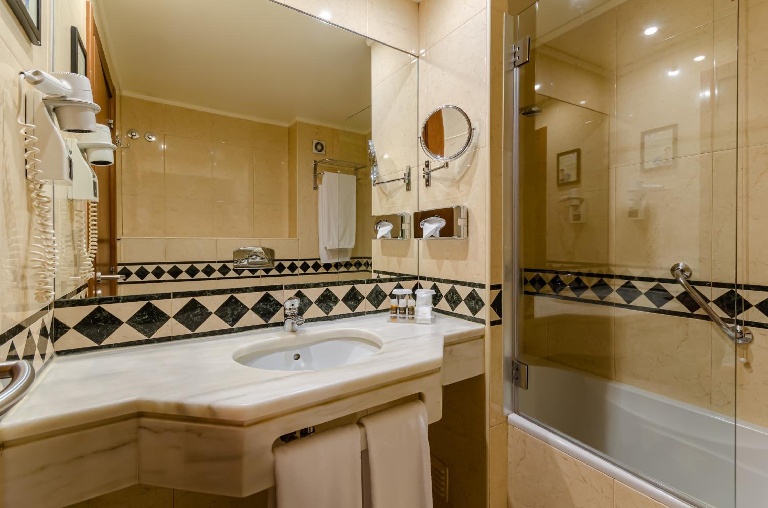 Twin Room - Photo 5