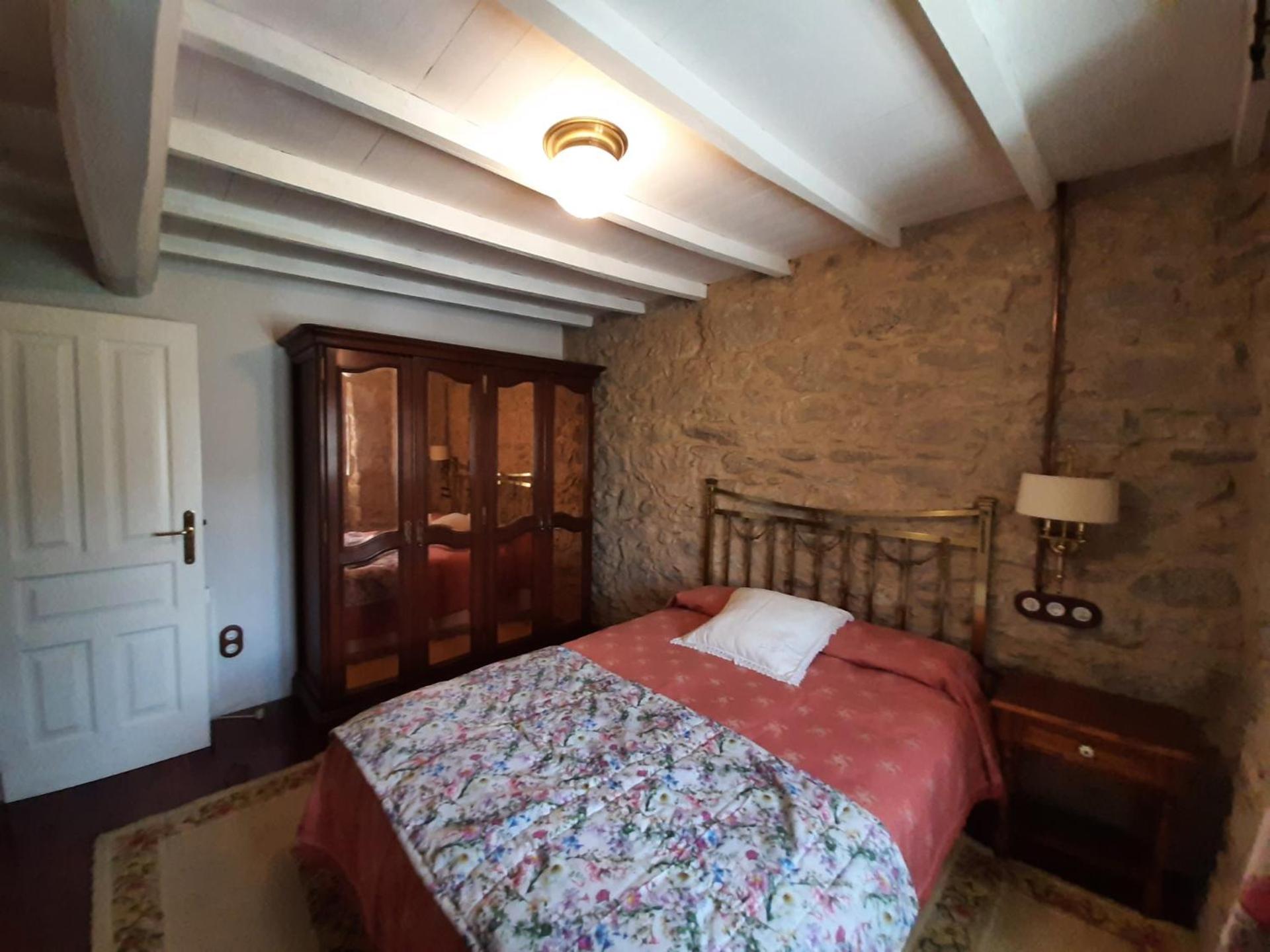 Five-Bedroom House photo 1