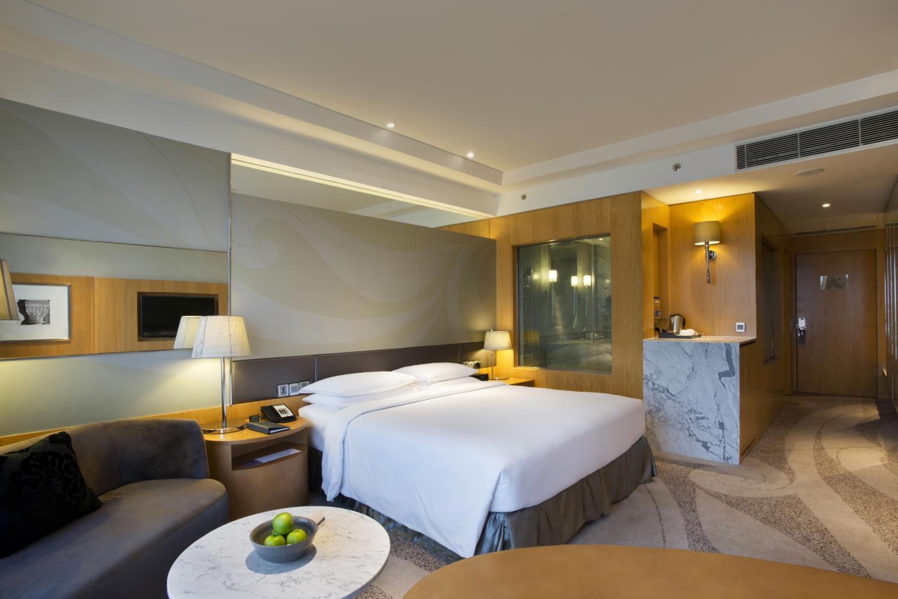 Higher Floor King / Twin Bed with Bath Tub, 1+1 on Alcoholic Drinks (Selective Menu) throughout the stay, 25% Discount on Food, Soft Beverages and Spa