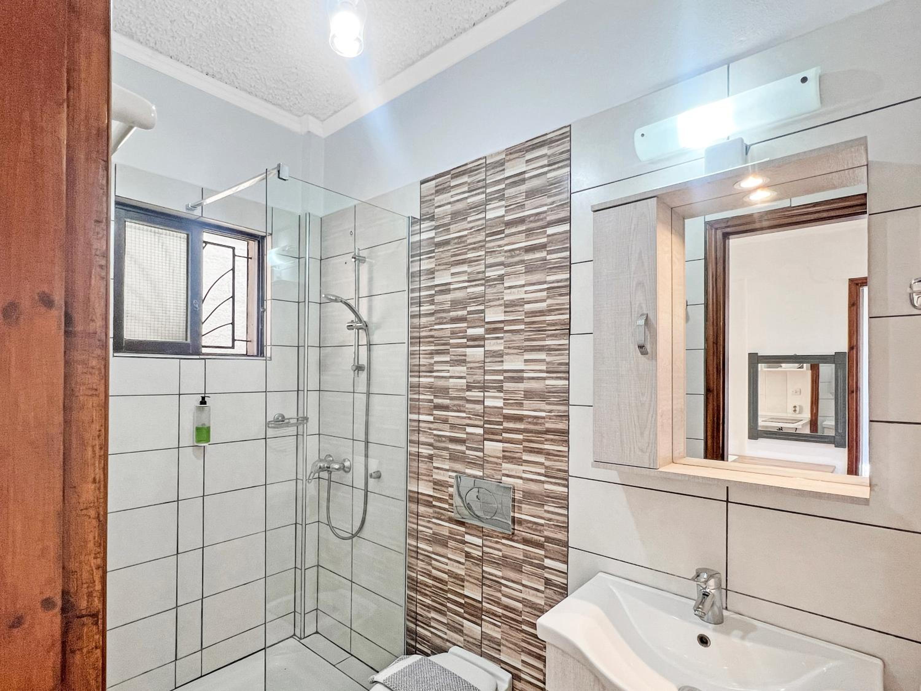 Two-Bedroom Apartment with Sea View - Photo 2