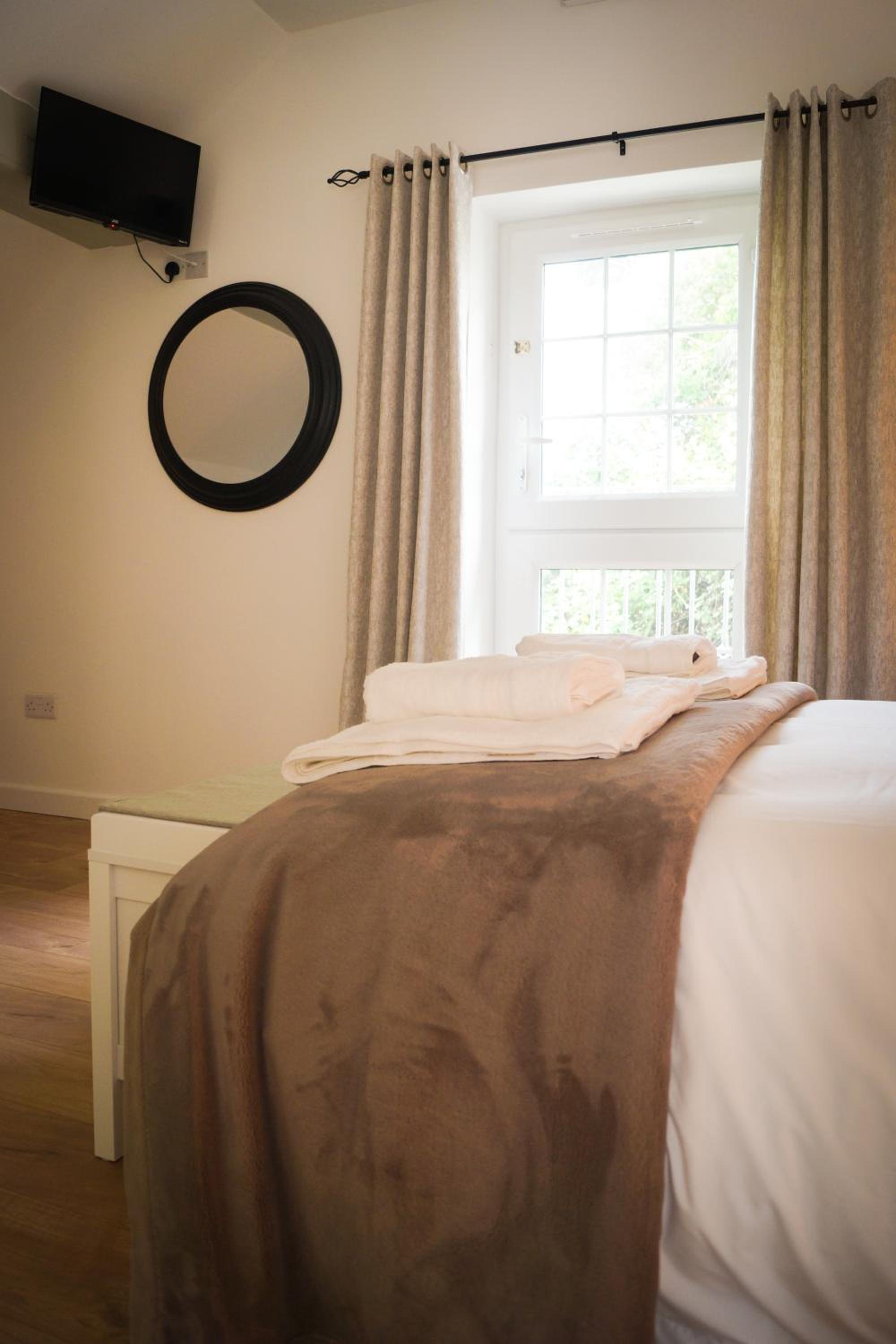Deluxe Double Room - Photo 8